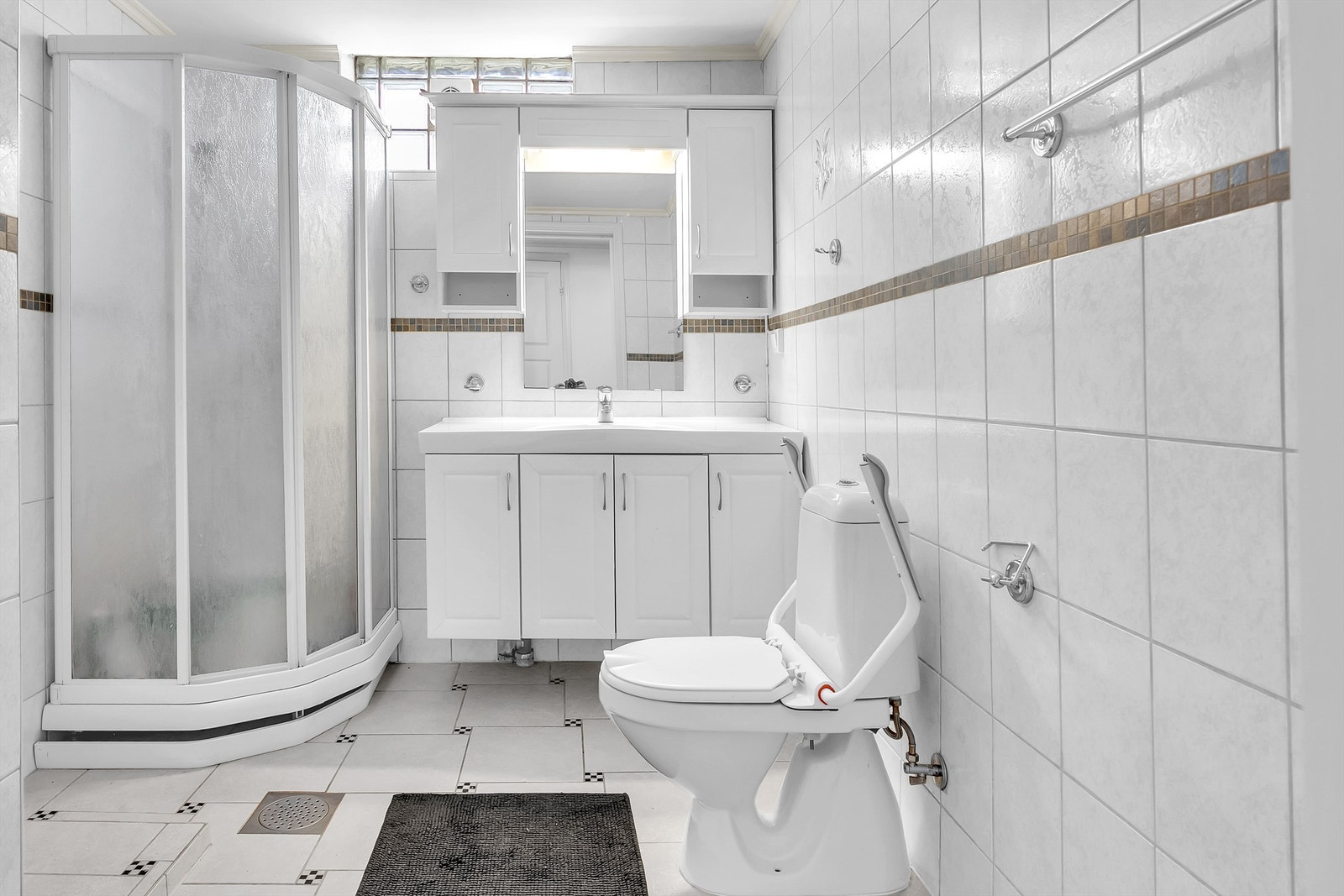 Badet ble modernisert i 2006, i følge eier. Det er flislagte vegger, heldekkende servant, dusjkabinett, gulvstående toalett og opplegg for vaskemaskin. Galleribilde