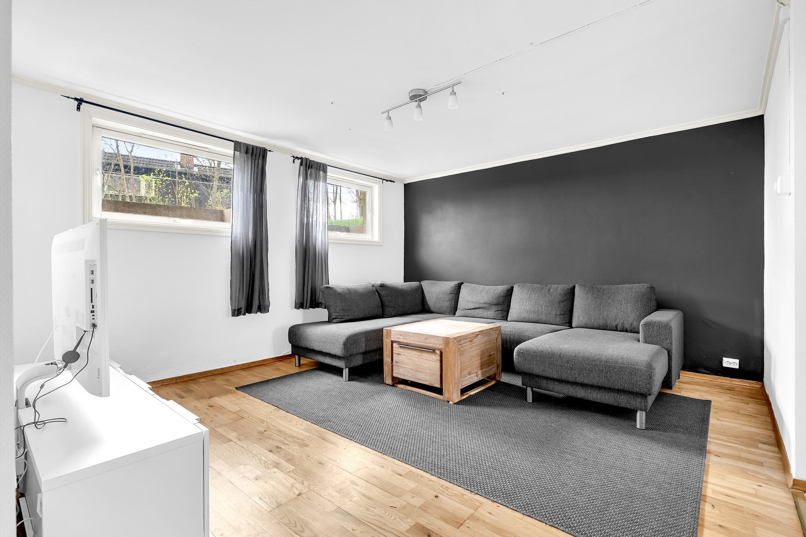 I boligens kjeller finner du stue med plass til sofa, tv-benk, skjenk, bokhyller etc. Galleribilde