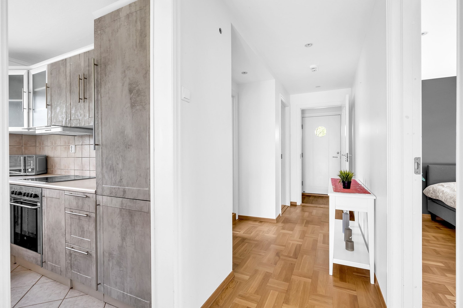 Innbydende entré med god plass til å henge fra seg yttertøy og sko. Fra entréen er det adkomst til samtlige rom i boligen. Galleribilde