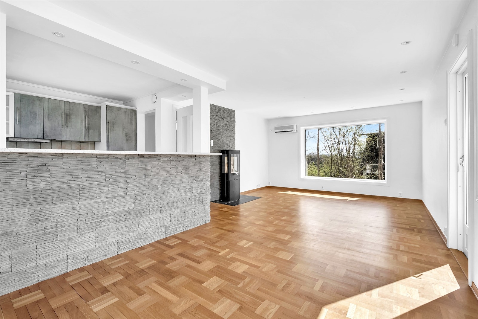 Her er det plass til sofa, tv-benk, skjenk, bokhyller etc. Herifra er det også utgang til terrassen. Galleribilde