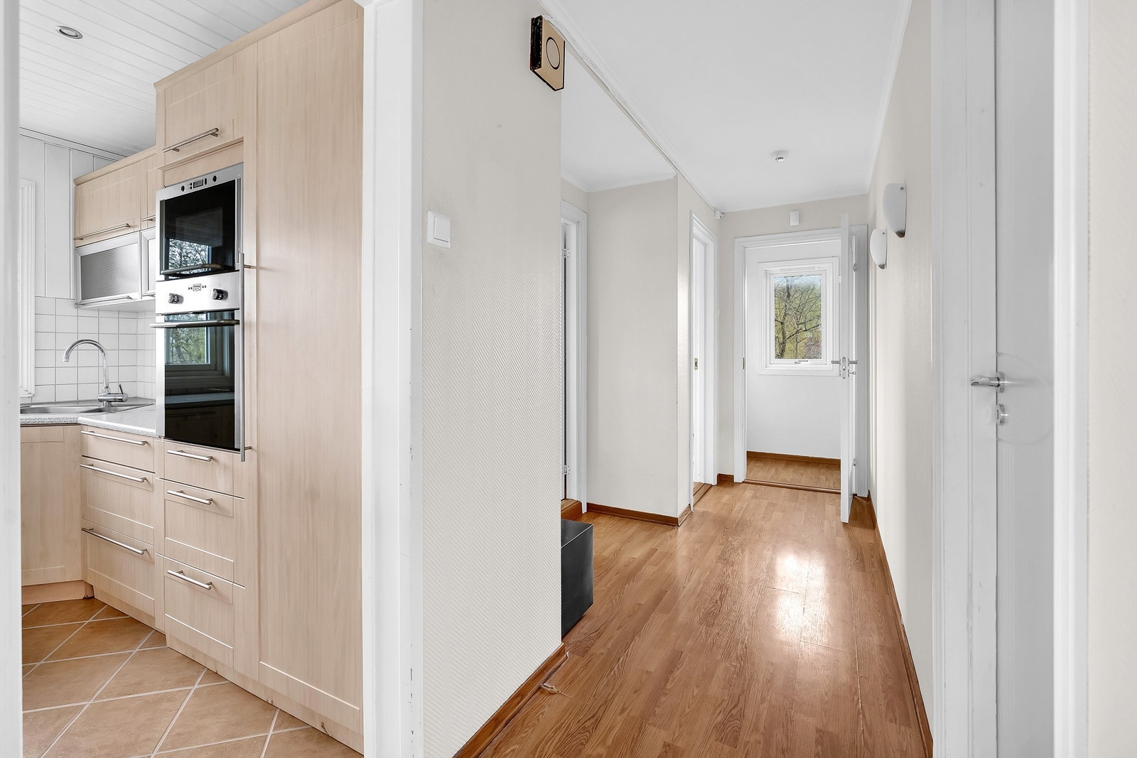 Innbydende entré med god plass til å henge fra seg yttertøy og sko. Fra entréen er det adkomst til samtlige rom i boligen. Galleribilde