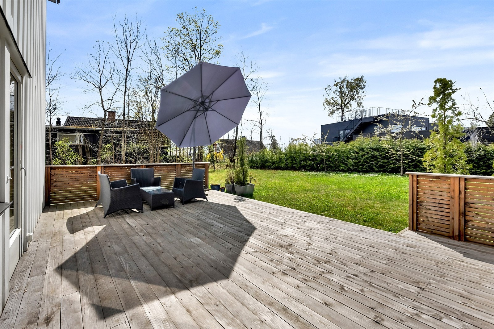 Terrasse på 33 m² med god plass til ønsket utemøblement og gode solforhold. Galleribilde
