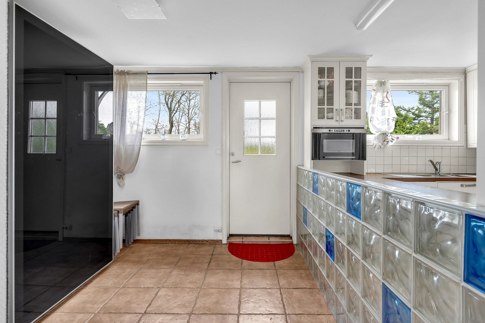 Innbydende entré med god plass til å henge fra seg yttertøy og sko. Galleribilde