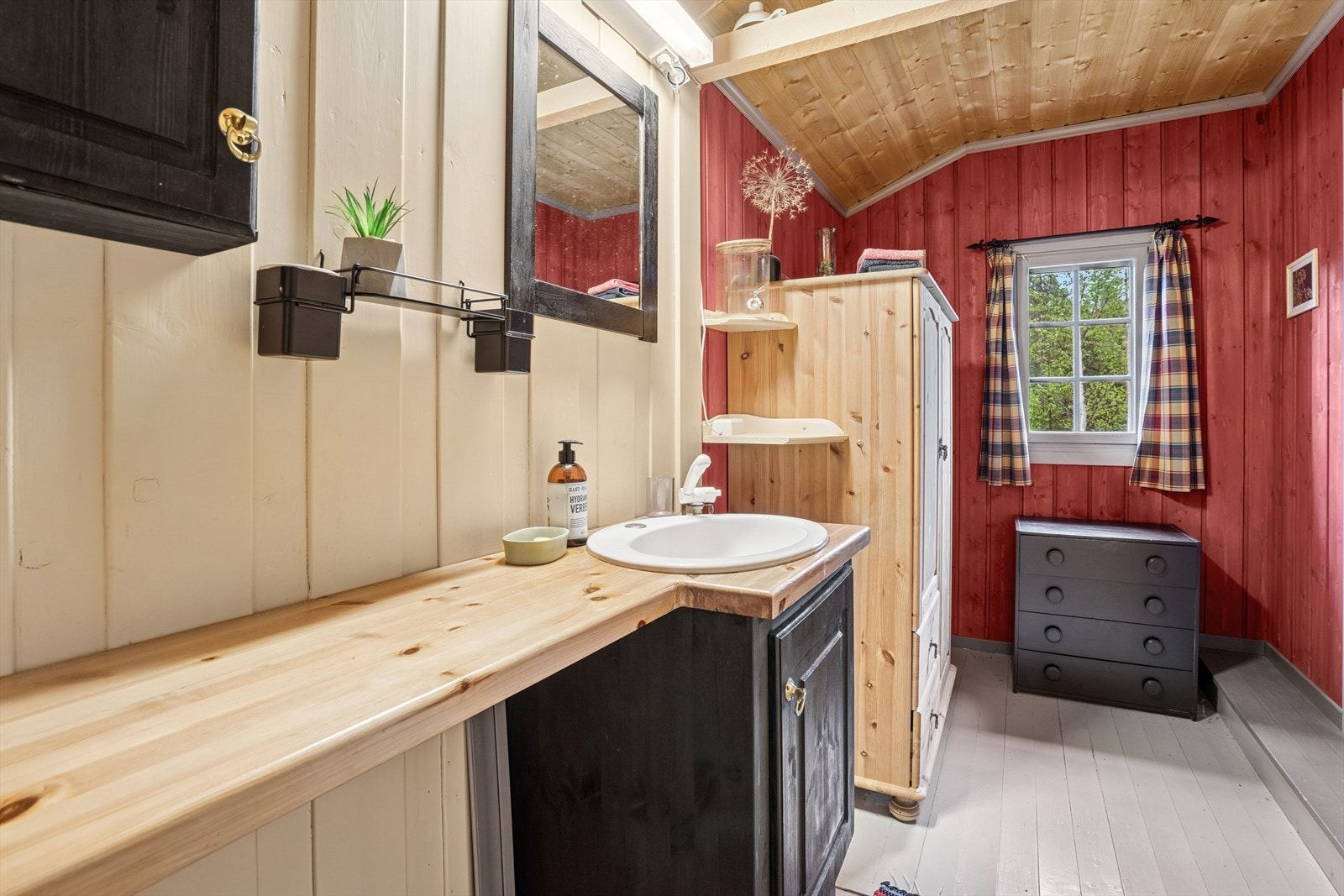 Vaske/stellerom, med toalettrom innenfor. Galleribilde