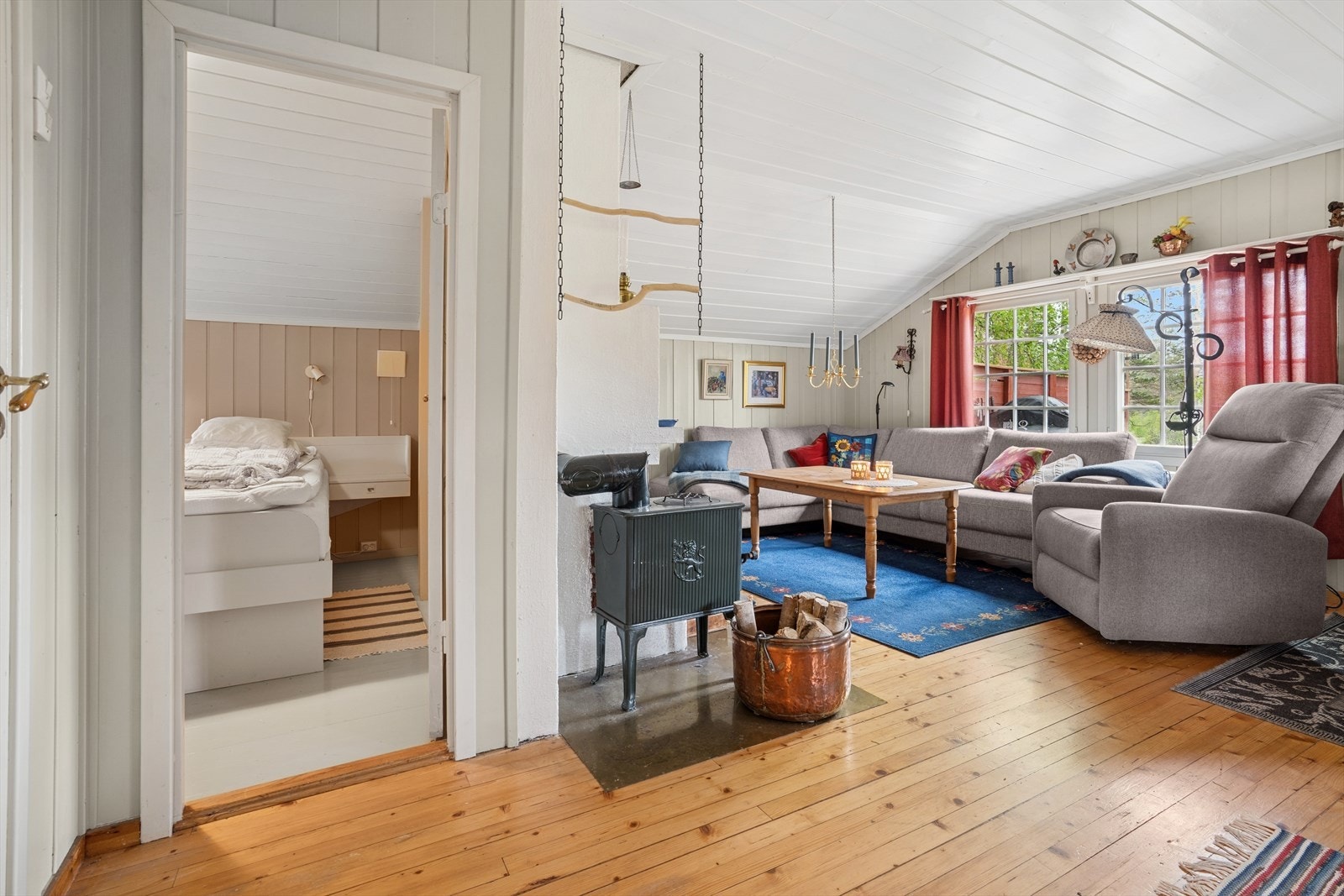 Hytta har ett soverom, ekstra soveplasser i annekset. Galleribilde