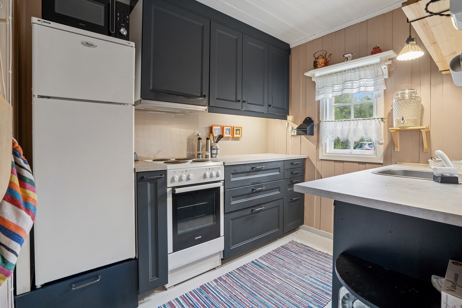 Nyere kjøkkeninnredning, med kjøleskap og komfyr. Galleribilde