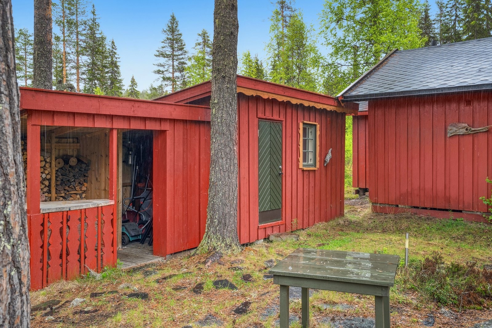Det er også en utebod, samt skjul for oppbevaring av ved og redskaper. Galleribilde