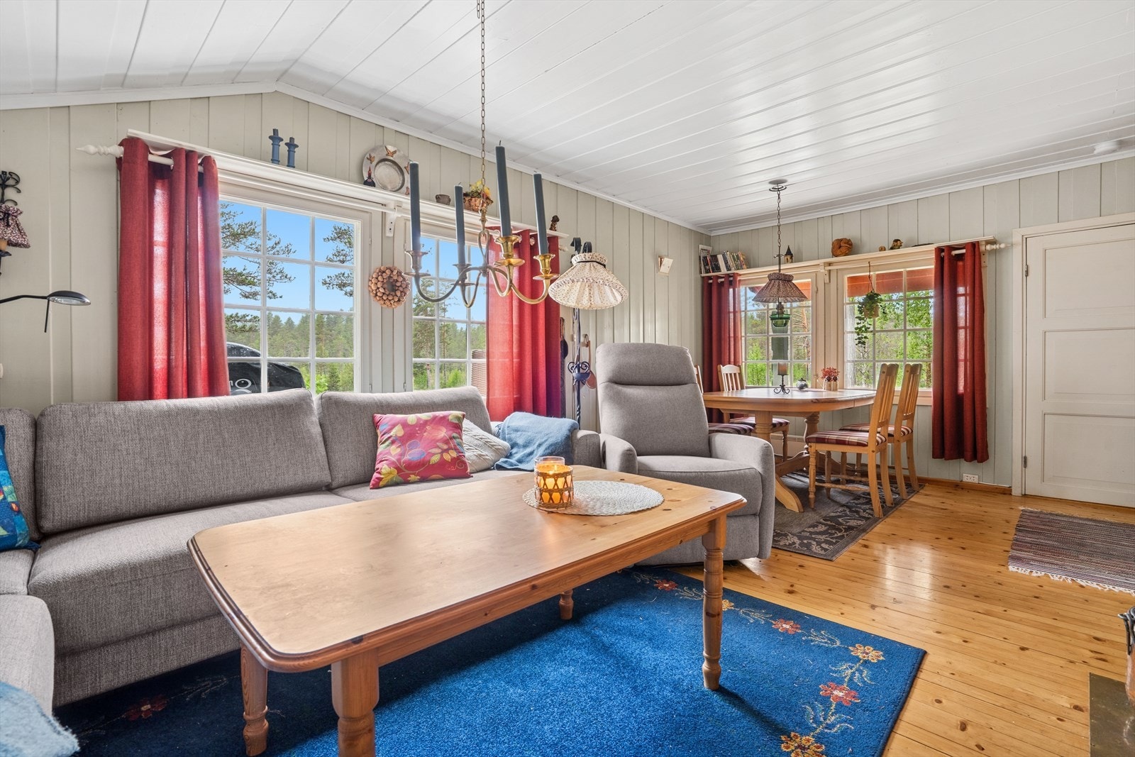 Lys og koselig stue med mye lys. Galleribilde