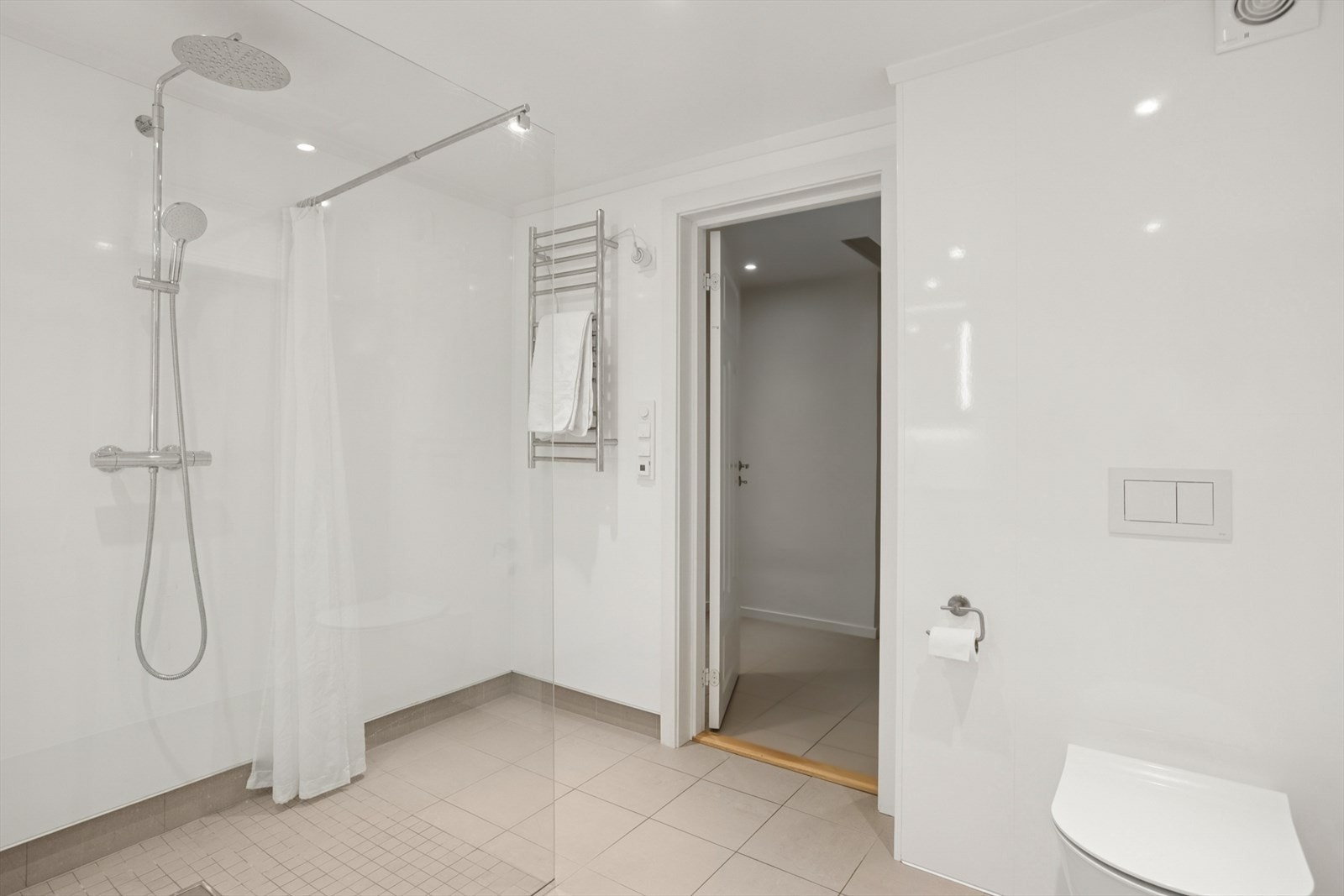 Det er utstyrt med innredning med nedfelt servant, veggmontert toalett, dusjvegger/hjørne og opplegg for vaskemaskin. Galleribilde