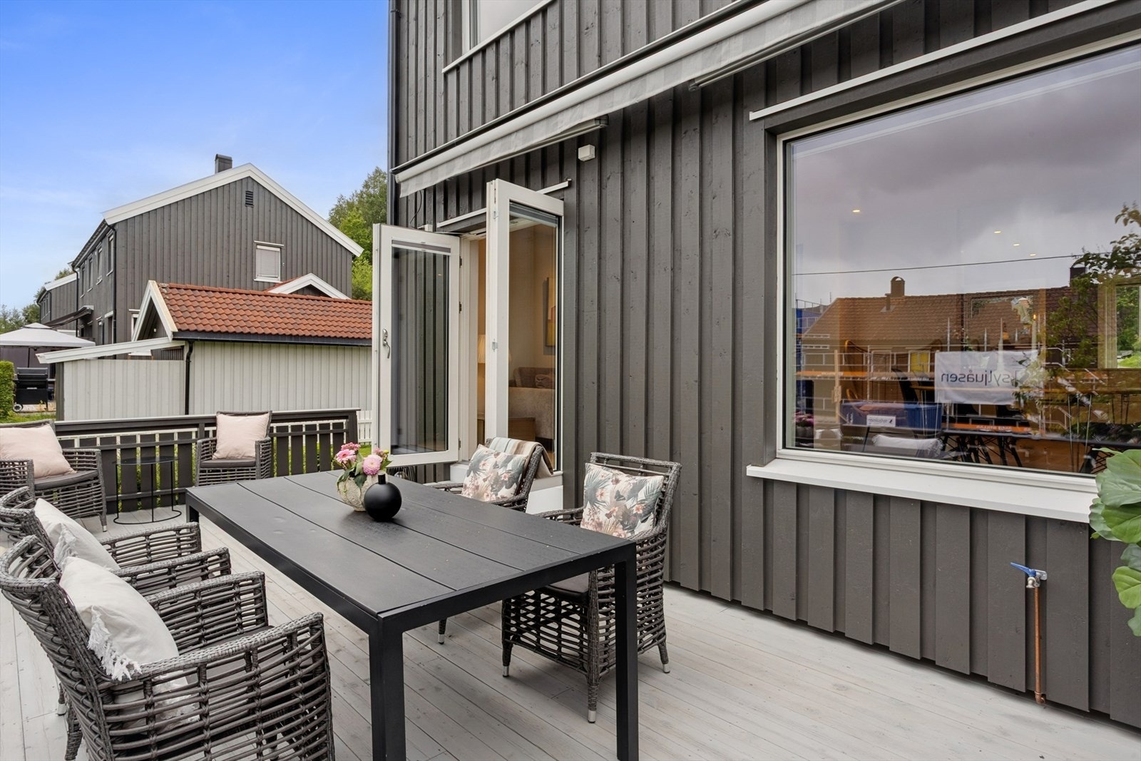 Veranda med adkomst til hagen. Her har du god plass til lek og moro. Galleribilde