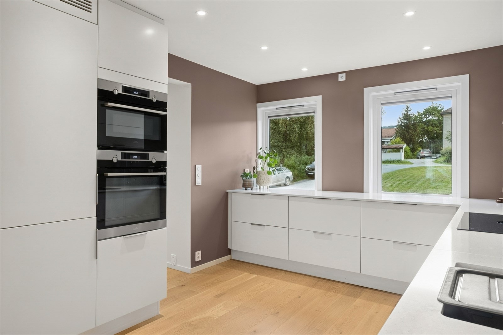 Integrerte hvitevarer: kjøl/fryseskap, oppvaskmaskin, platetopp, stekeovn og kombiovn. Galleribilde