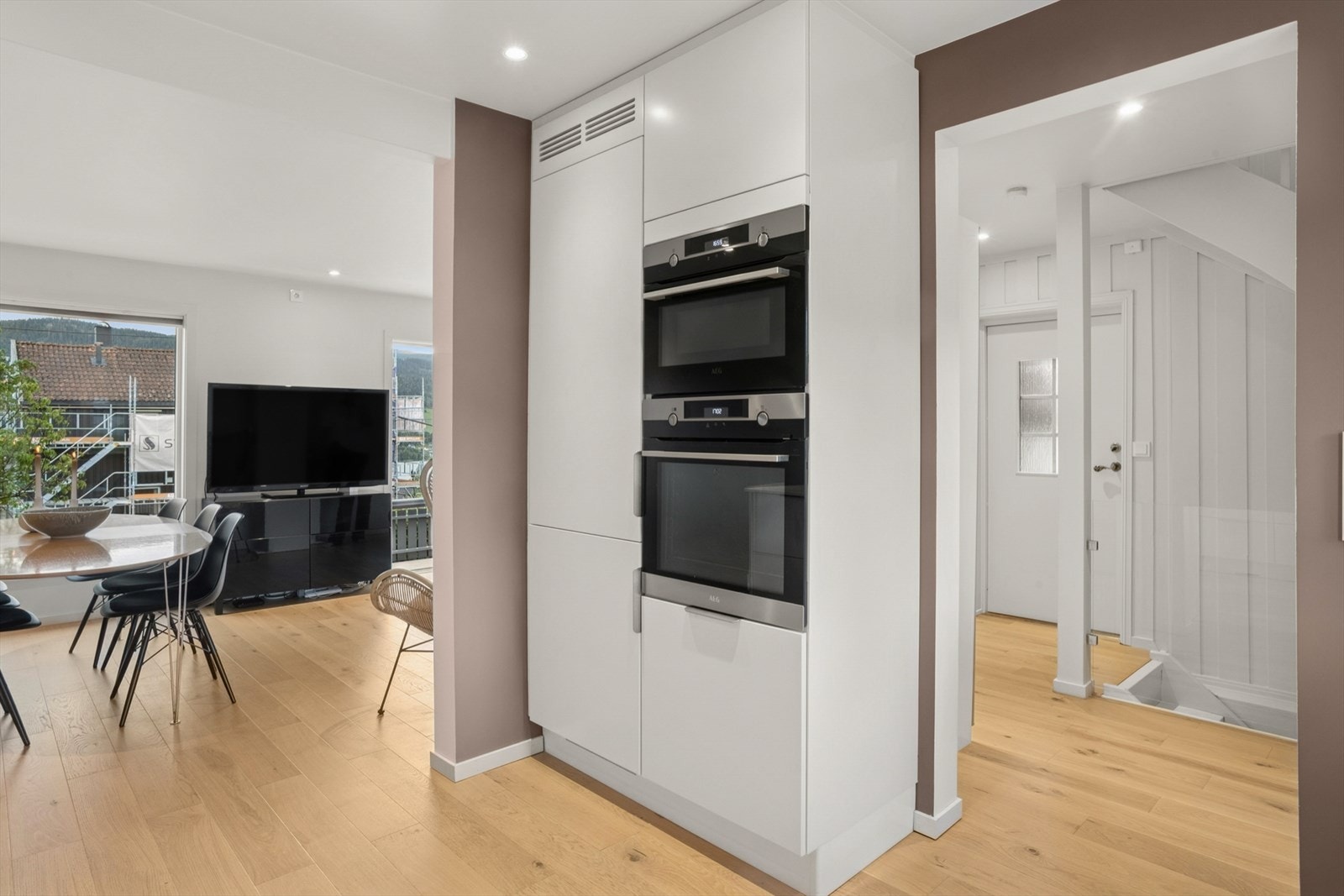 Det er montert vannstoppsystem og komfyrvakt. Kjøkkenventilator med avtrekk ut. Galleribilde