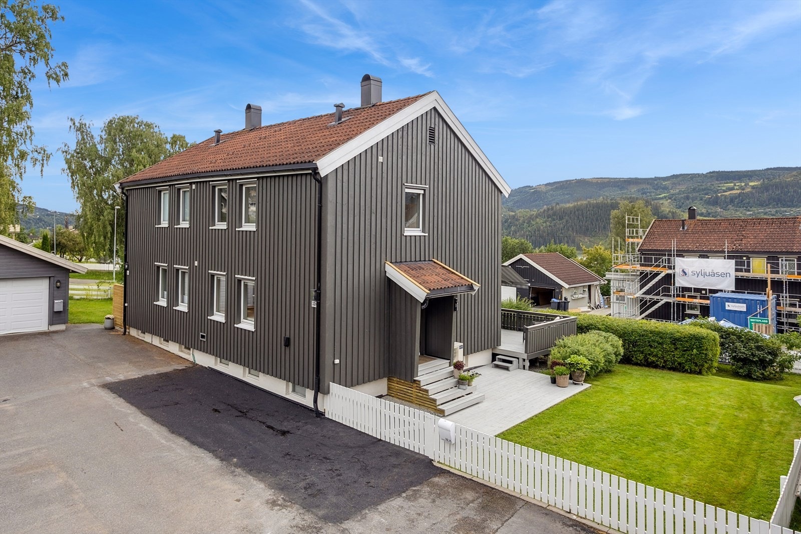 Boligen ligger i et rolig barnevennlig og sentralt område i Lillehammer. Det er kort vei til både skoler og barnehager, samt gode turmuligheter i nærområdet. Galleribilde