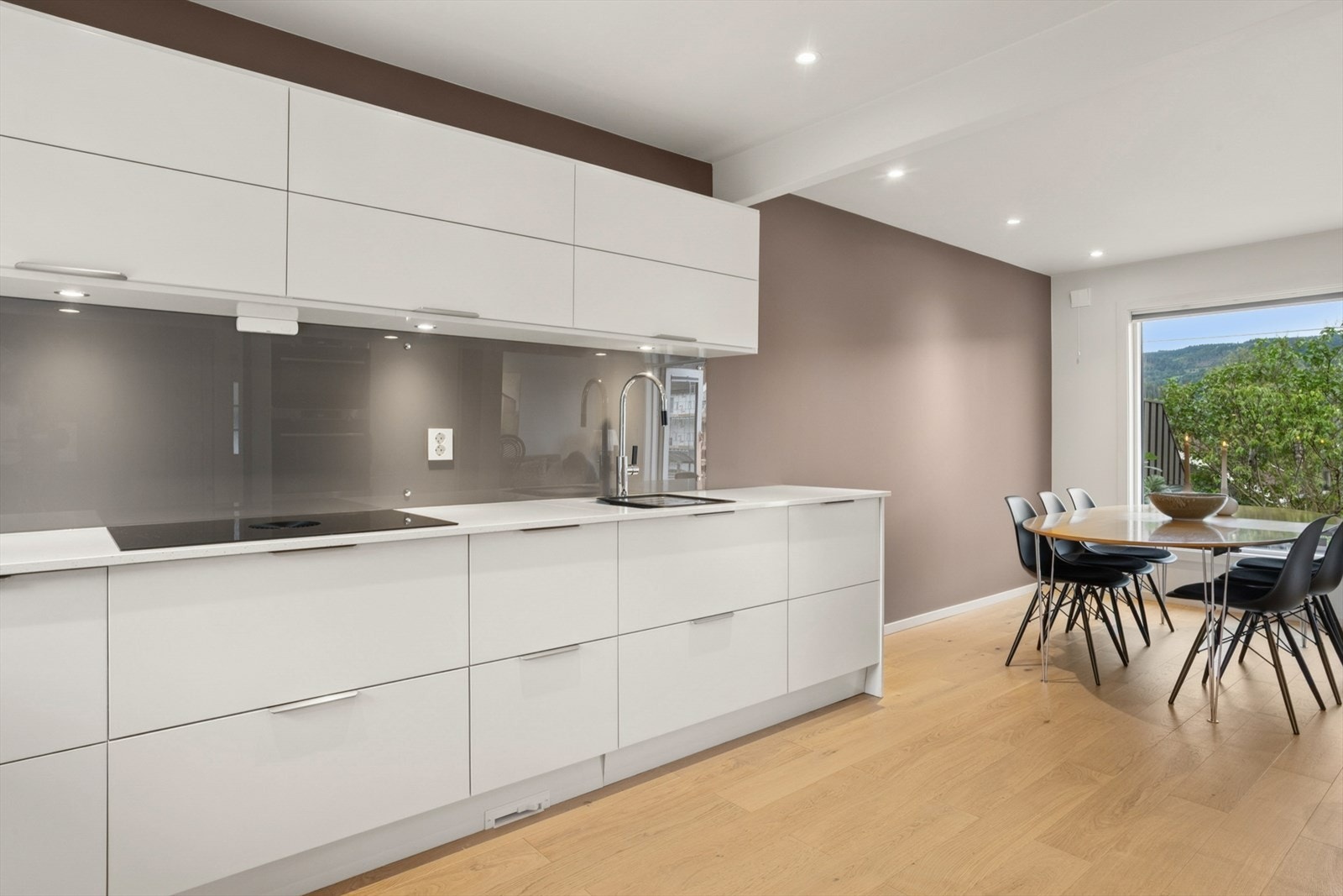 Lekkert kjøkken med innredning fra Strai. Benkeplaten er av stein. Ny kjøkkeninnredning i 2019. Galleribilde