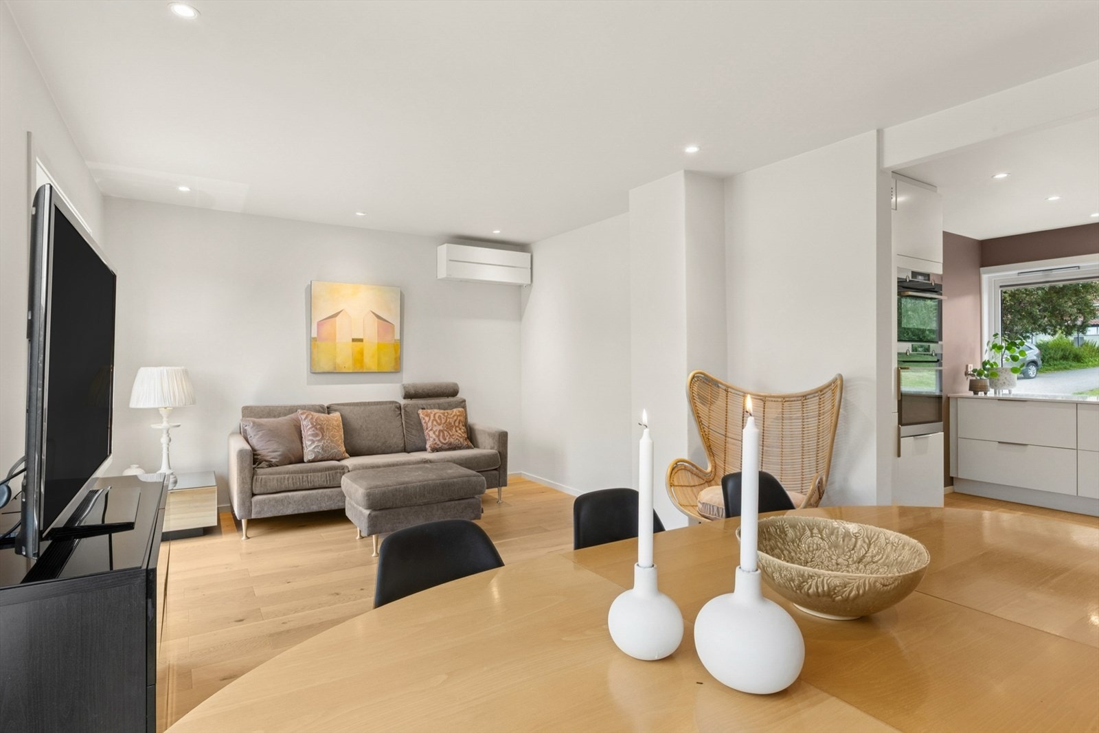 Lys stue/spisestue. Overfalter er nylig malt. Galleribilde