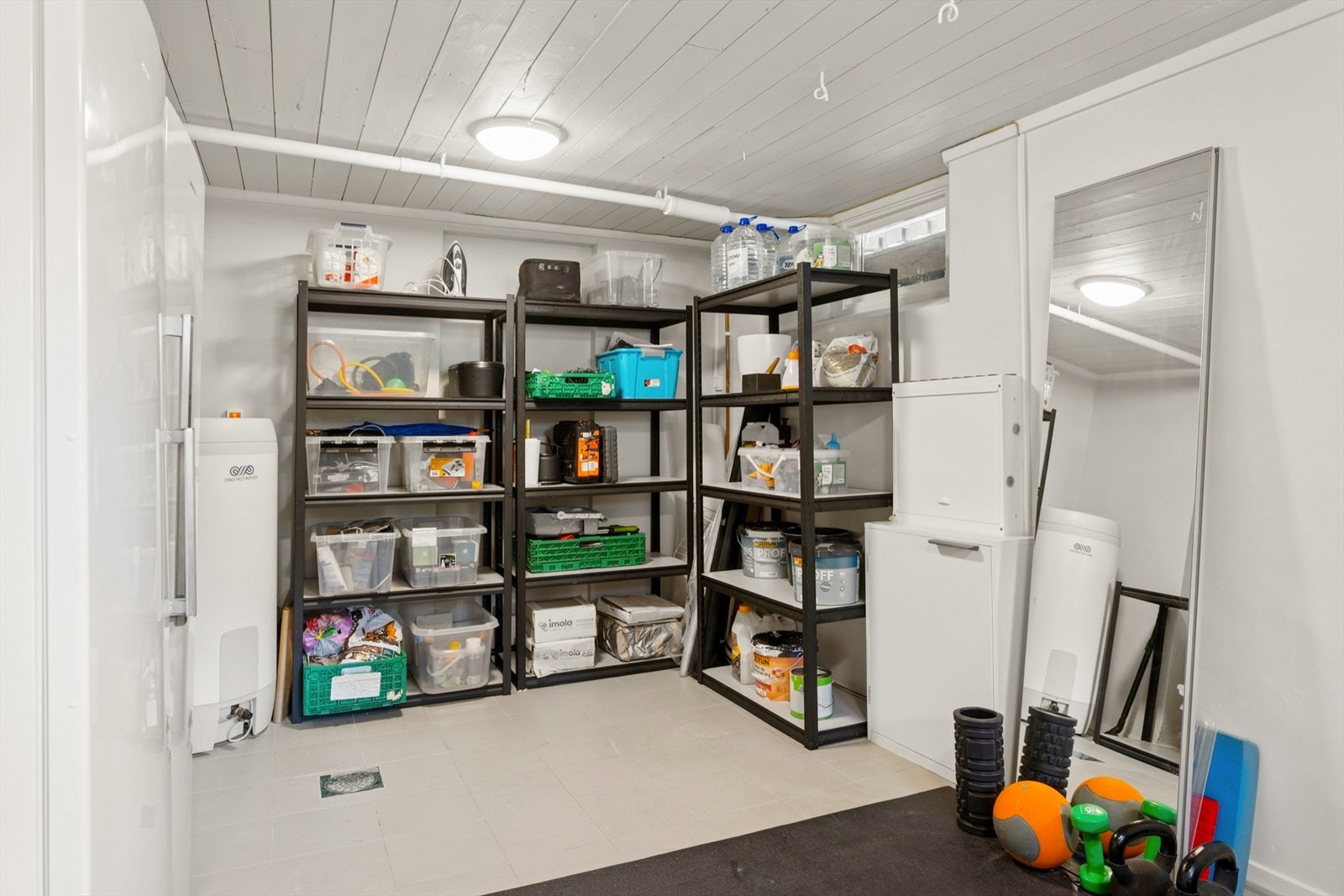 God lagringsplass i kjeller. Det er montert sentralstøvsuger i kjelleren, avsug i alle etasjer samt i kjøkkensokkel. Galleribilde