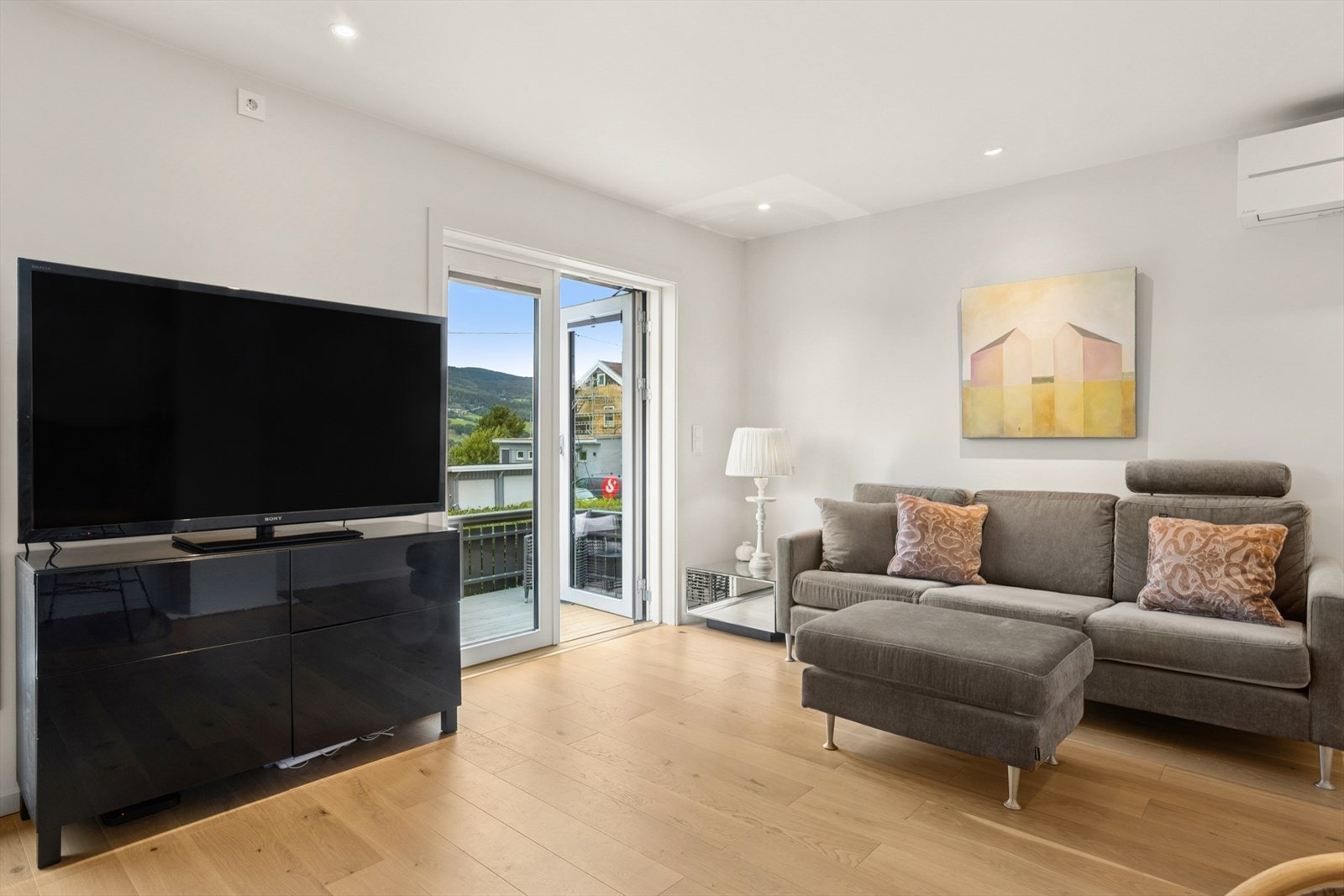 Stuen har store vindusflater som slipper rikelig med naturlig lys inn i rommet. Galleribilde