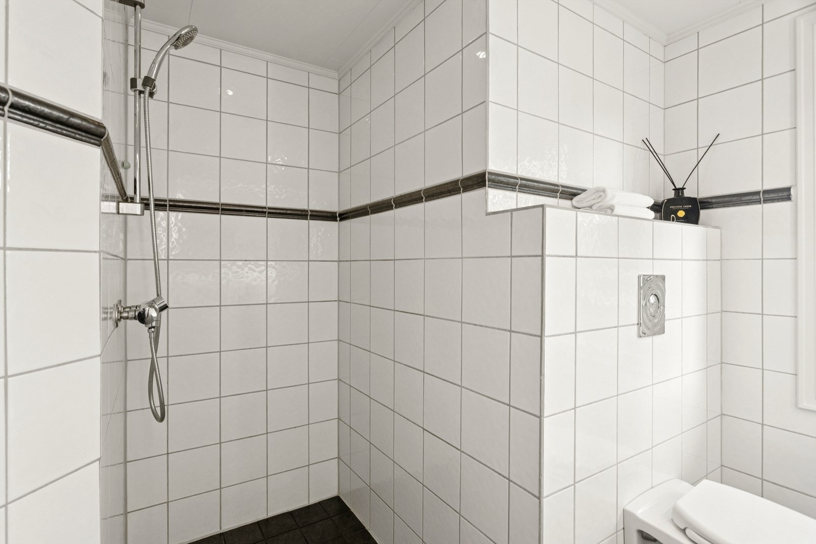 Rommet er utstyrt med innredning med nedfelt servant, speilskap over vask, veggmontert toalett og dusjnisje. Galleribilde