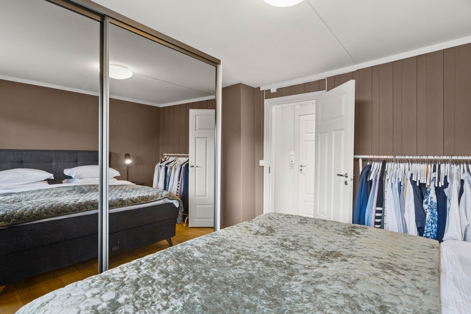 Stor garderobe på soverommet. Galleribilde