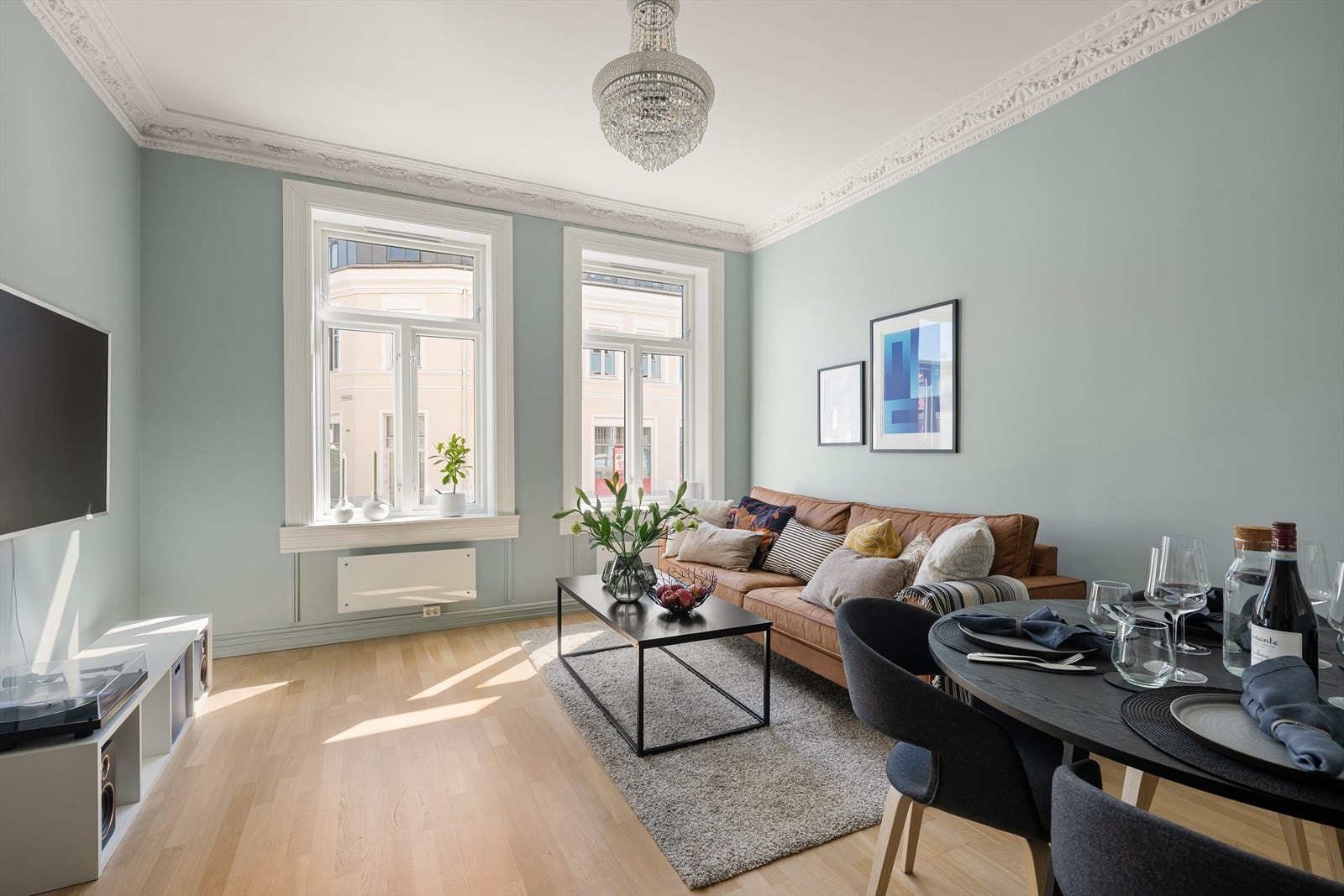 Boligen har elektrisk oppvarming i tillegg til peis. Dette sikrer godt inneklima året rundt. Galleribilde