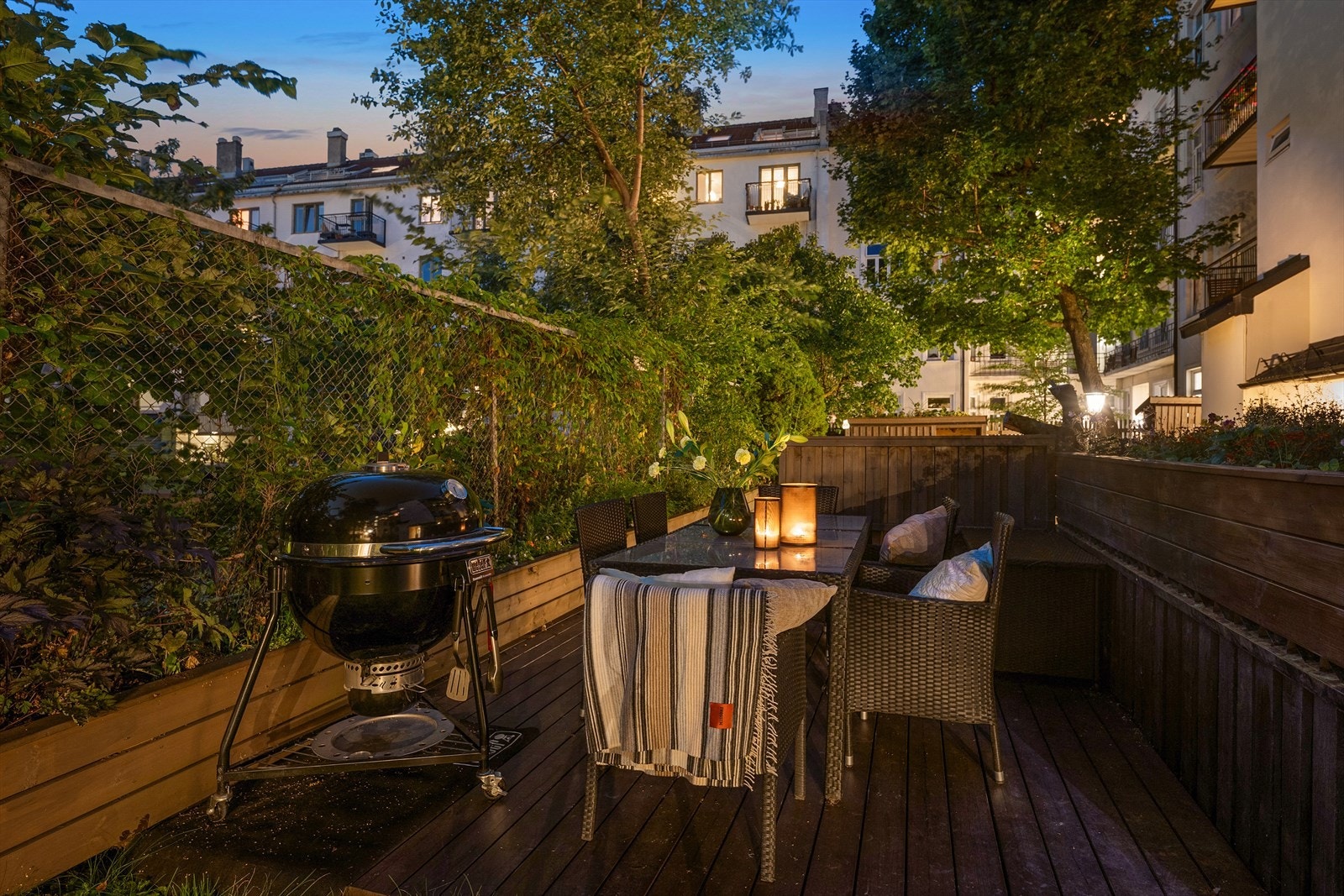 Store flotte fellesarealer i bakgård Galleribilde