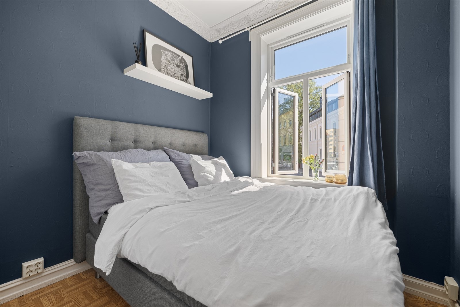 Adkomst fra mellomgang til et lyst og innbydende soverom. Galleribilde