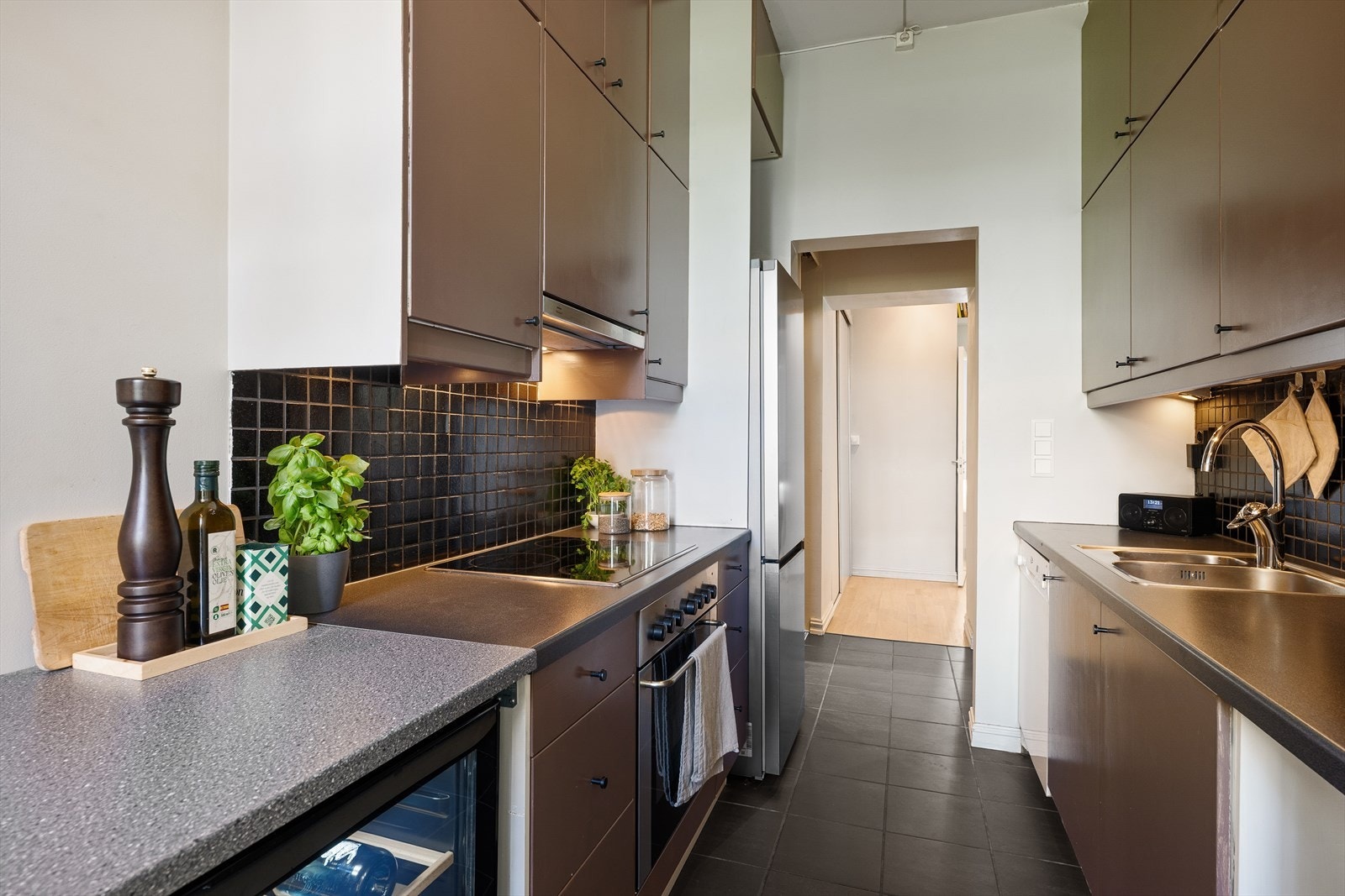 Kjøkkenet har rikelig med skap- og benkeplass og en generøs takhøyde. Galleribilde