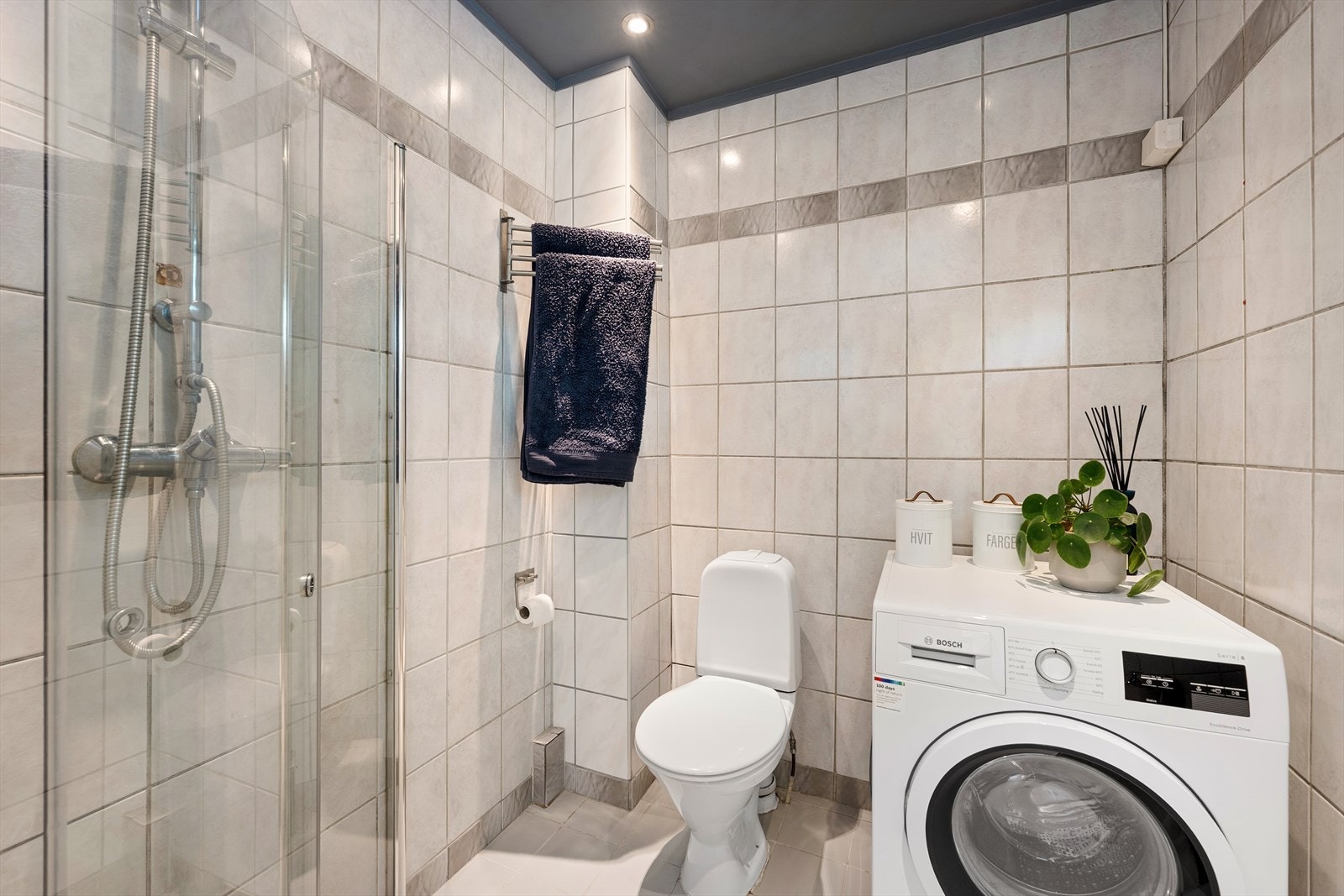 Pent flislagt baderom med varmekabler i gulv og downlights i himling. Galleribilde