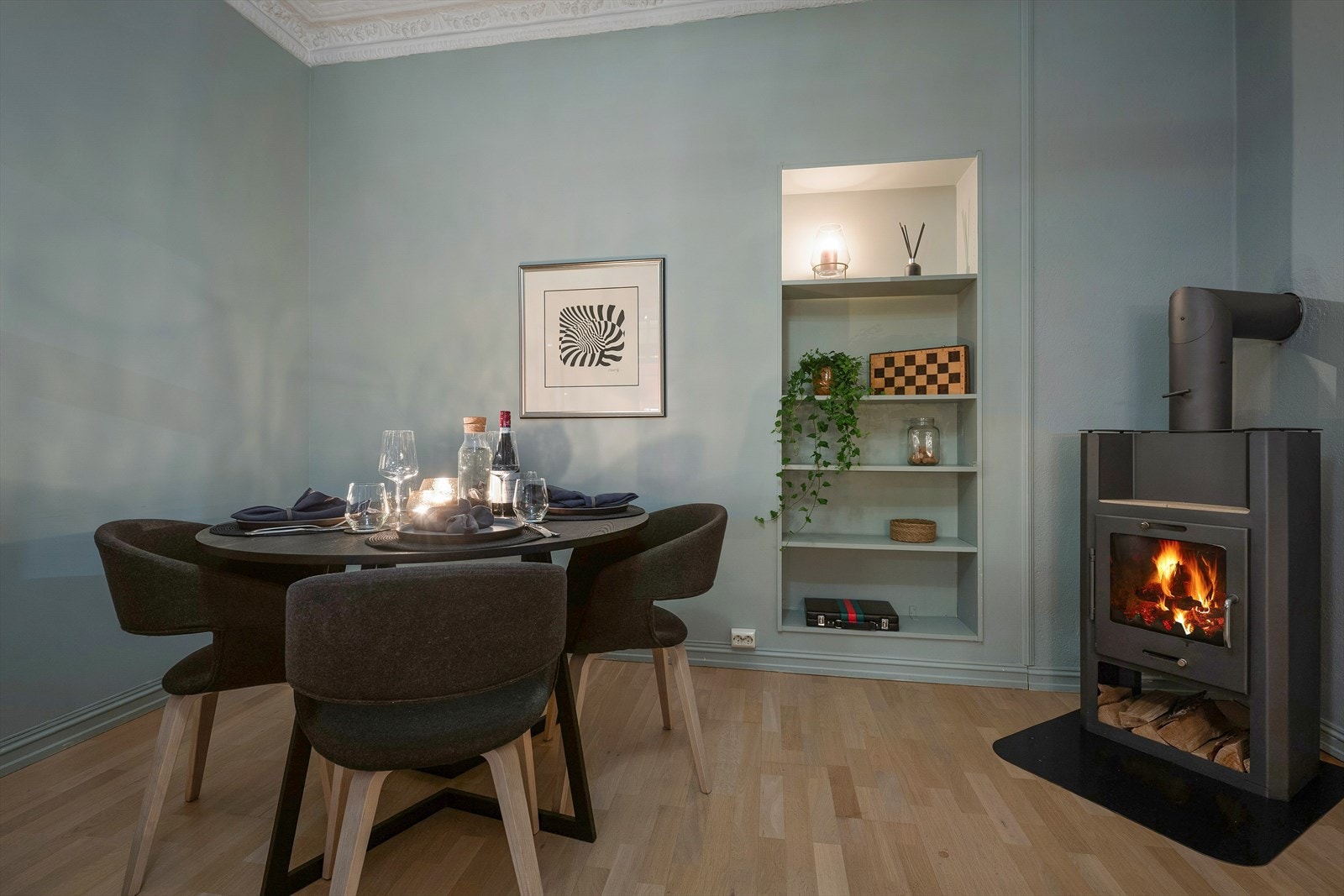 God plass til spisebord i stuen - perfekt for sosiale sammenkomster! Galleribilde