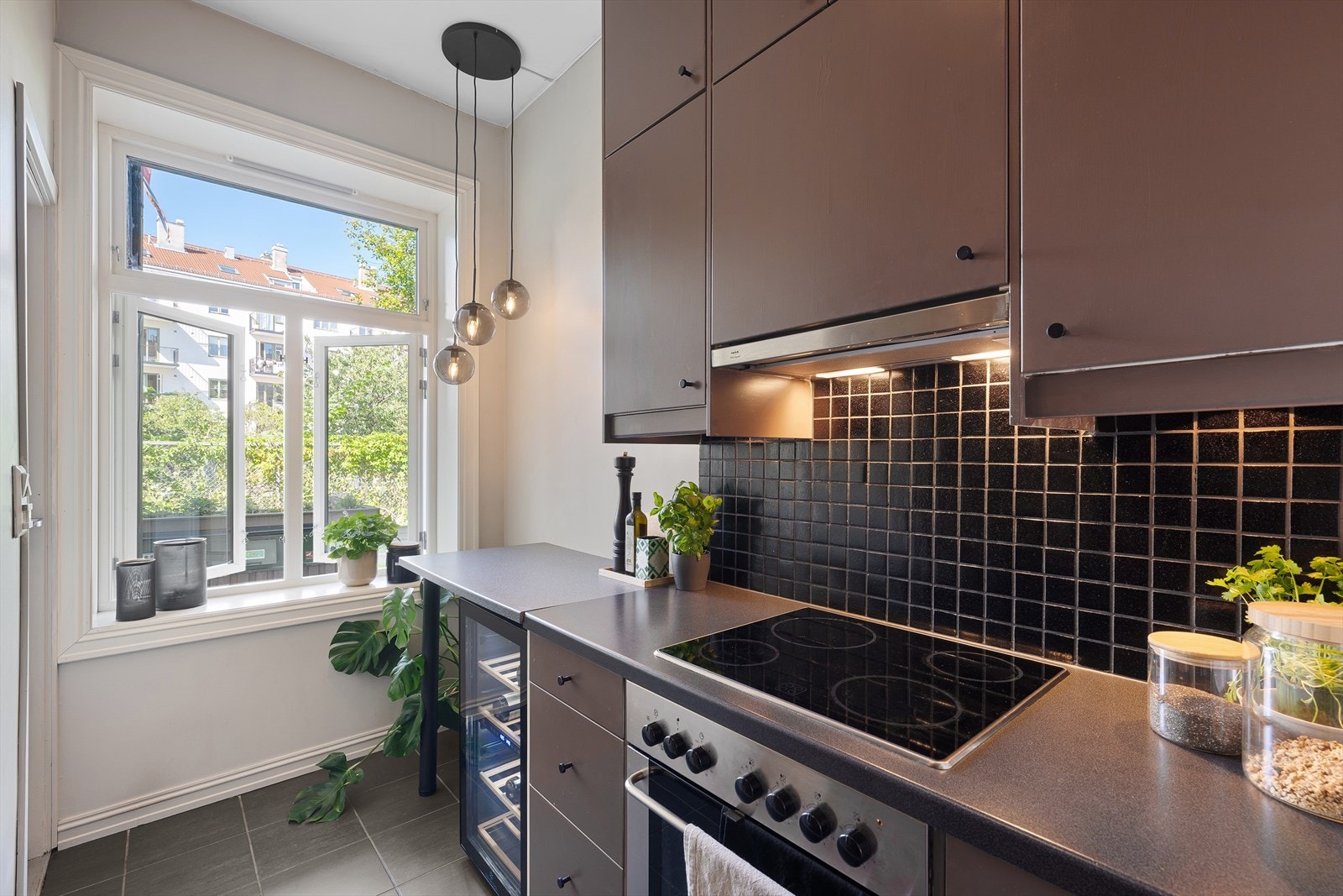 Kjøkkenet vender ut mot en frodig og trivelig bakgård. Galleribilde