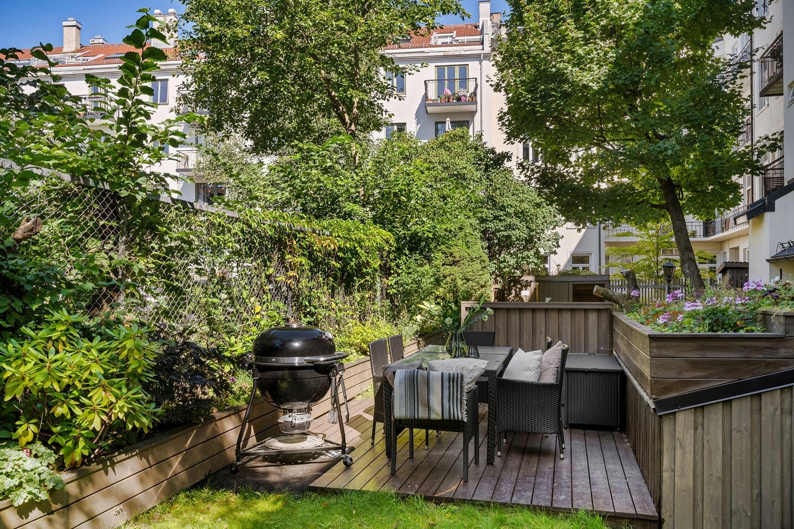 Svært hyggelig felles bakgård med sittegruppe og grill som beboerne kan benytte. Galleribilde