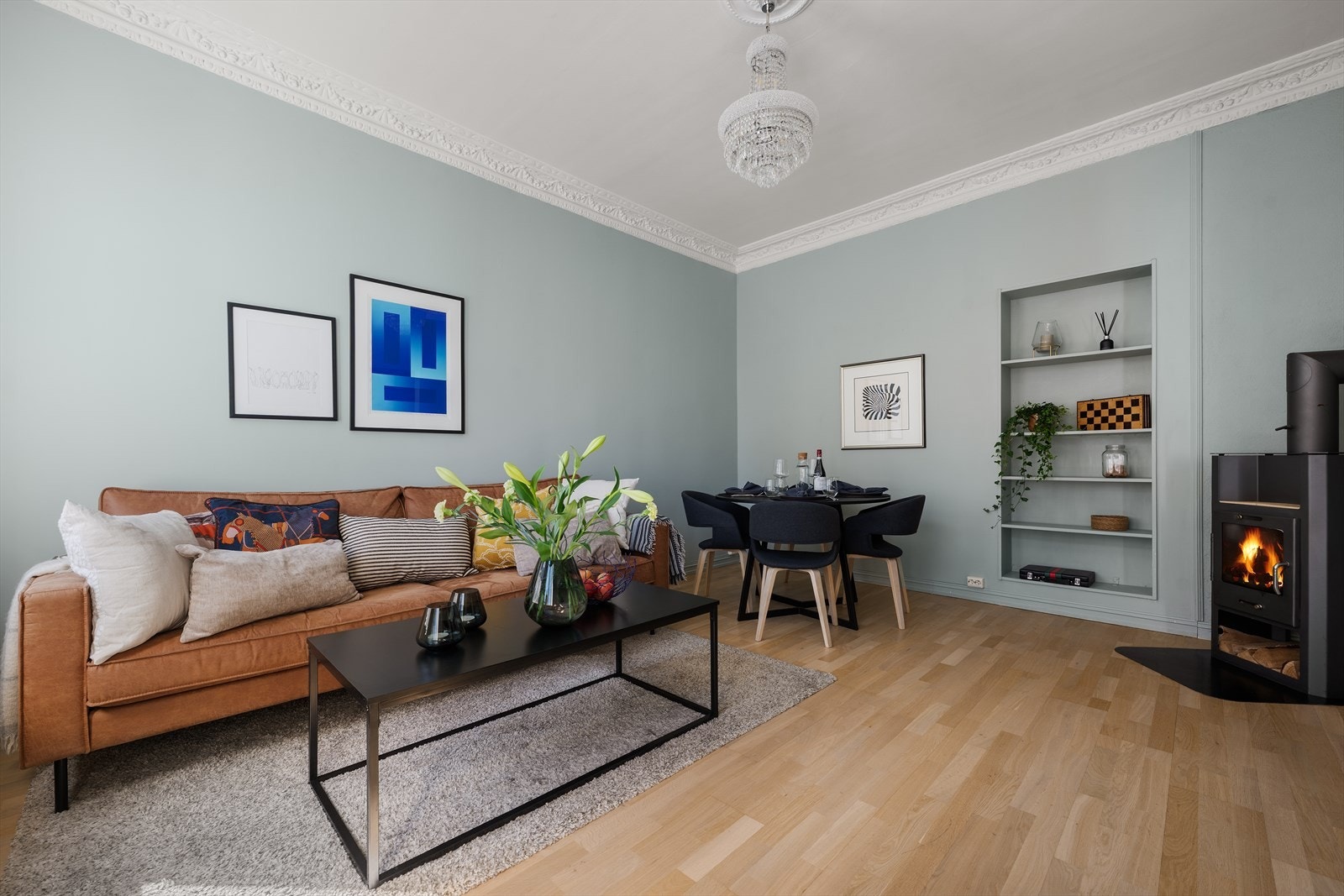 Stuen er av god størrelse og planløsningen gjør den svært enkel å innrede etter dine behov og preferanser. Galleribilde