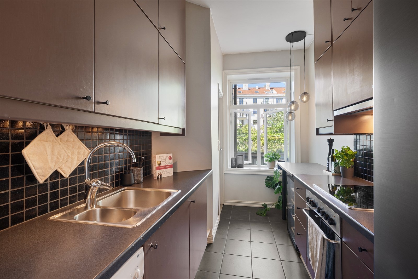 Kjøkkenet ligger separat fra stuen - Denne løsningen gir en hjemlig atmosfære og gjør det enkelt å holde stue og kjøkken ryddig og innbydende. Galleribilde