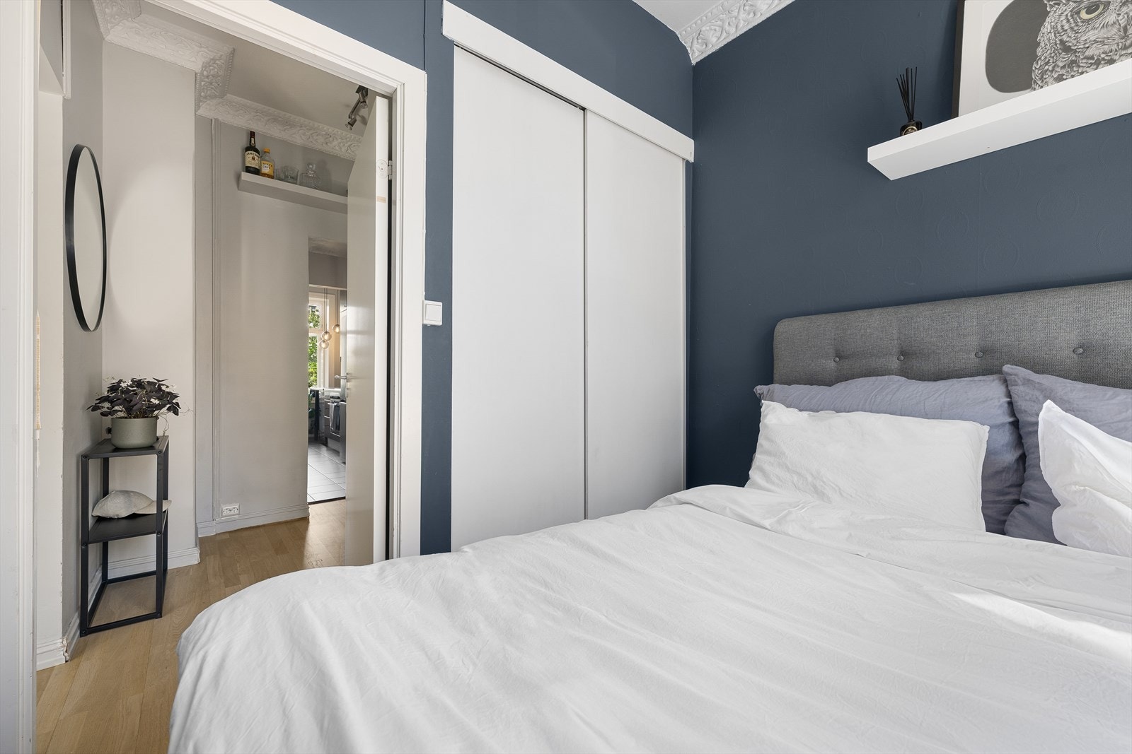 Soverommet er innredet med stor skyvedørsgarderobe som sikrer god oppbevaring. I tillegg til to store skyvedørsgarderober i mellomgang/entre. Galleribilde