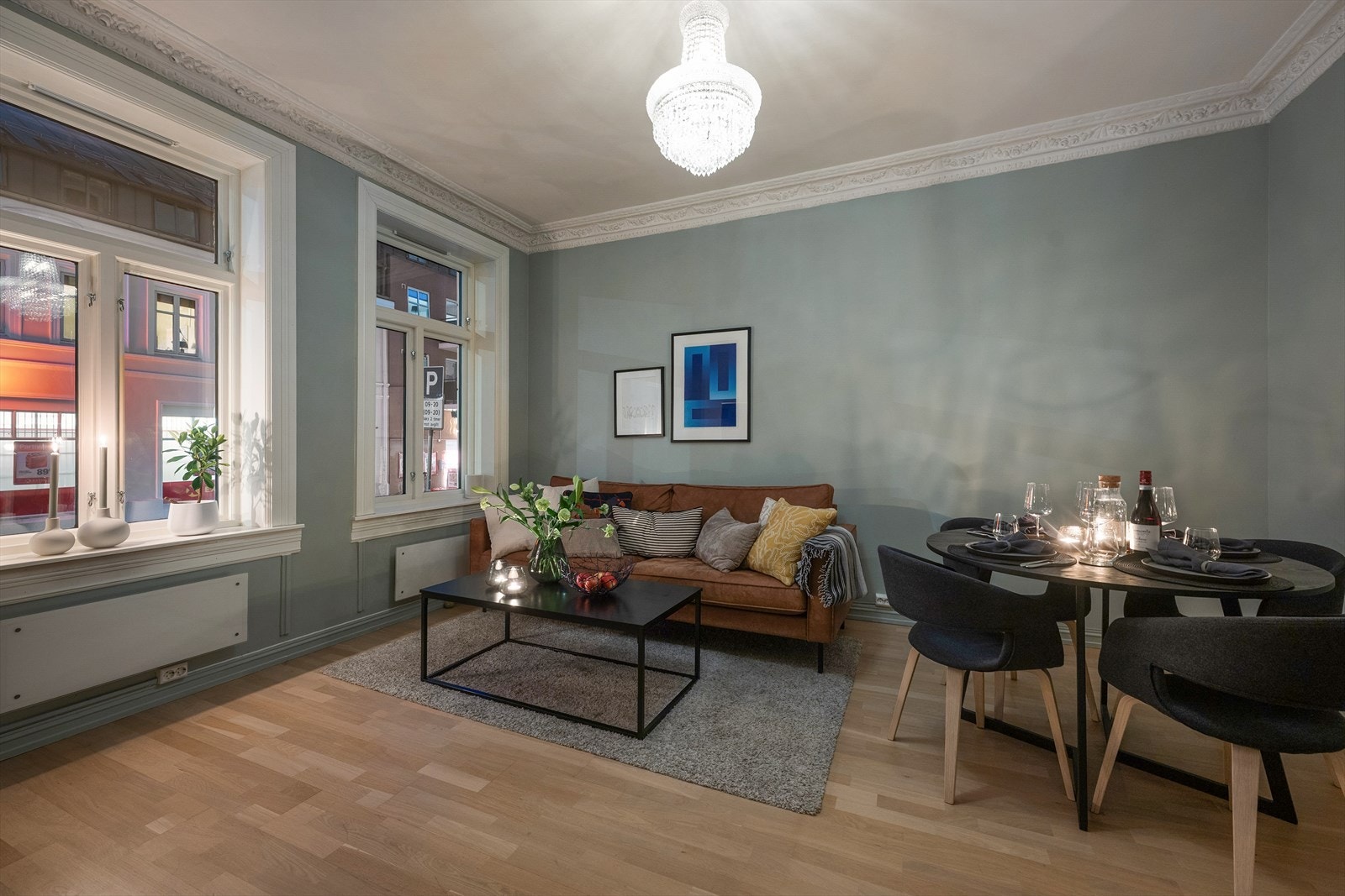 En romslig og klassisk 2-roms i svært høy 1 etg. beliggende i vakker bygård fra slutten av 1800-tallet. Galleribilde