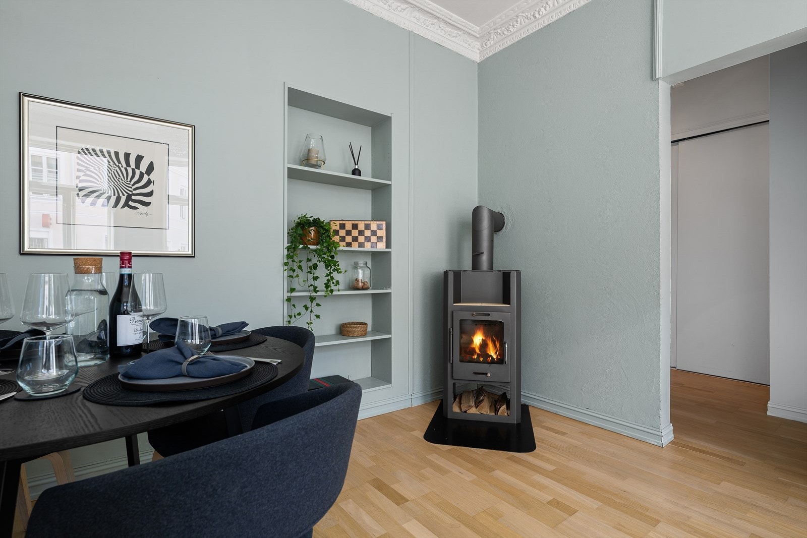 Hyggelig peis som varmer godt på de kalde vinterdagene. Varmtvann er inkludert i felleskostnadene. Galleribilde