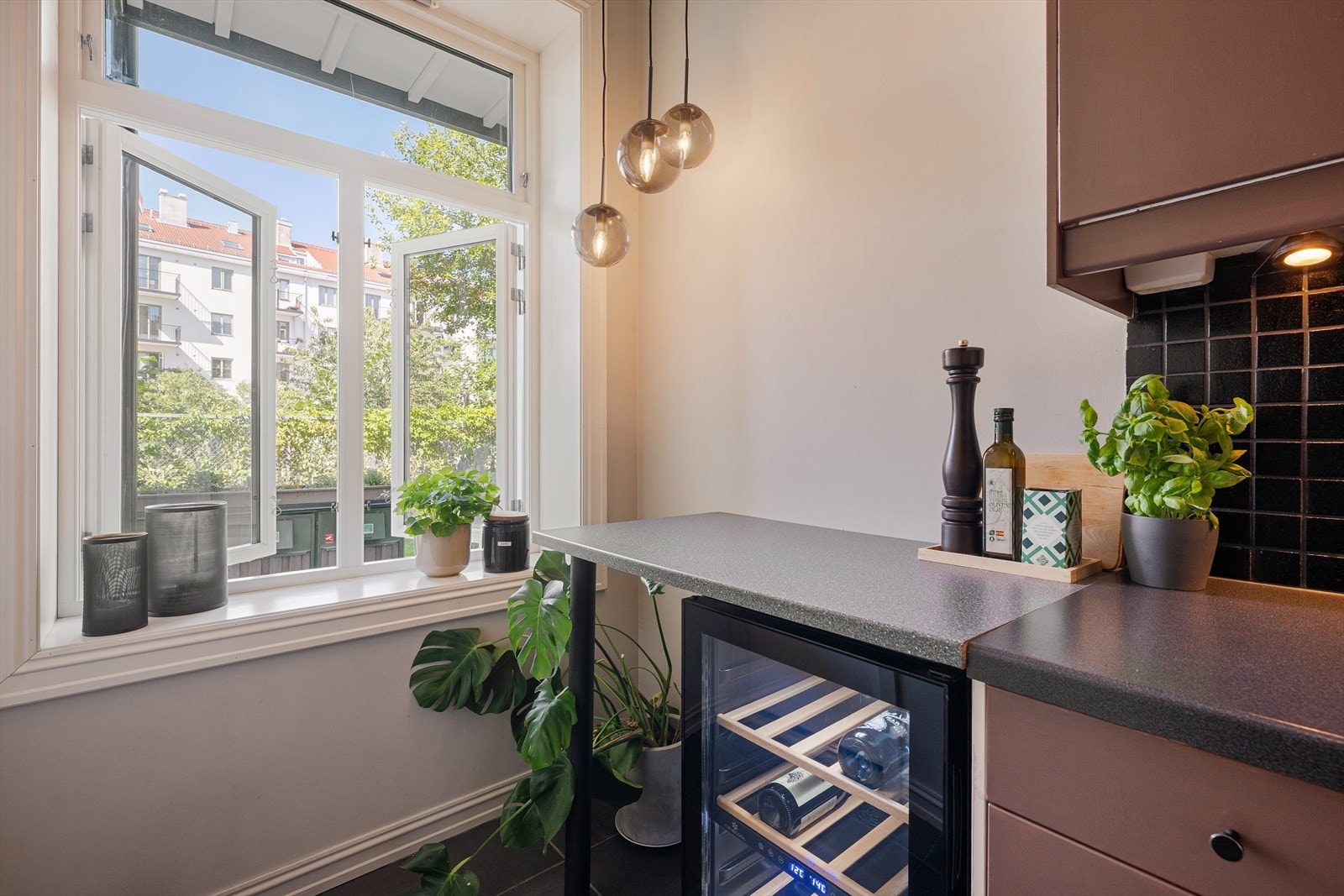 De store vindusflatene sikrer godt naturlig lys inn til rommet. Galleribilde