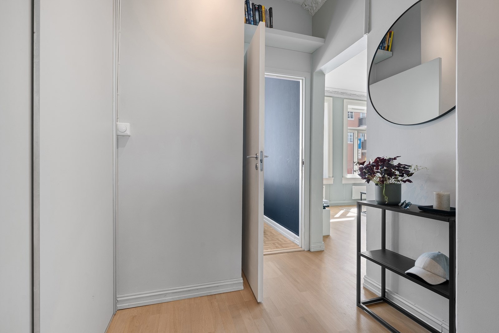 Mellomgangen har flere innredningsmuligheter og lagringsalternativer da takhøyden er svært god og planløsningen luftig. Galleribilde