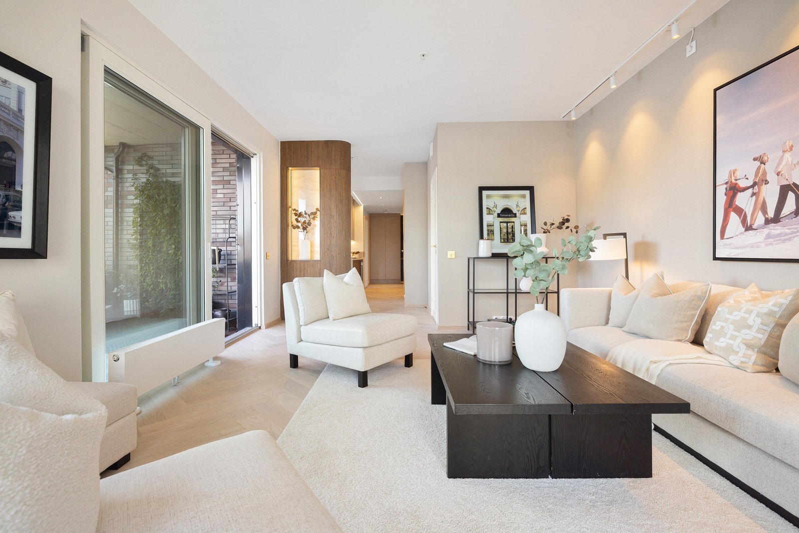 Det er gode møbleringsmuligheter i stuen med utgang til leilighetens andre balkong på 11 m² med fantastisk sjøutsikt. Galleribilde