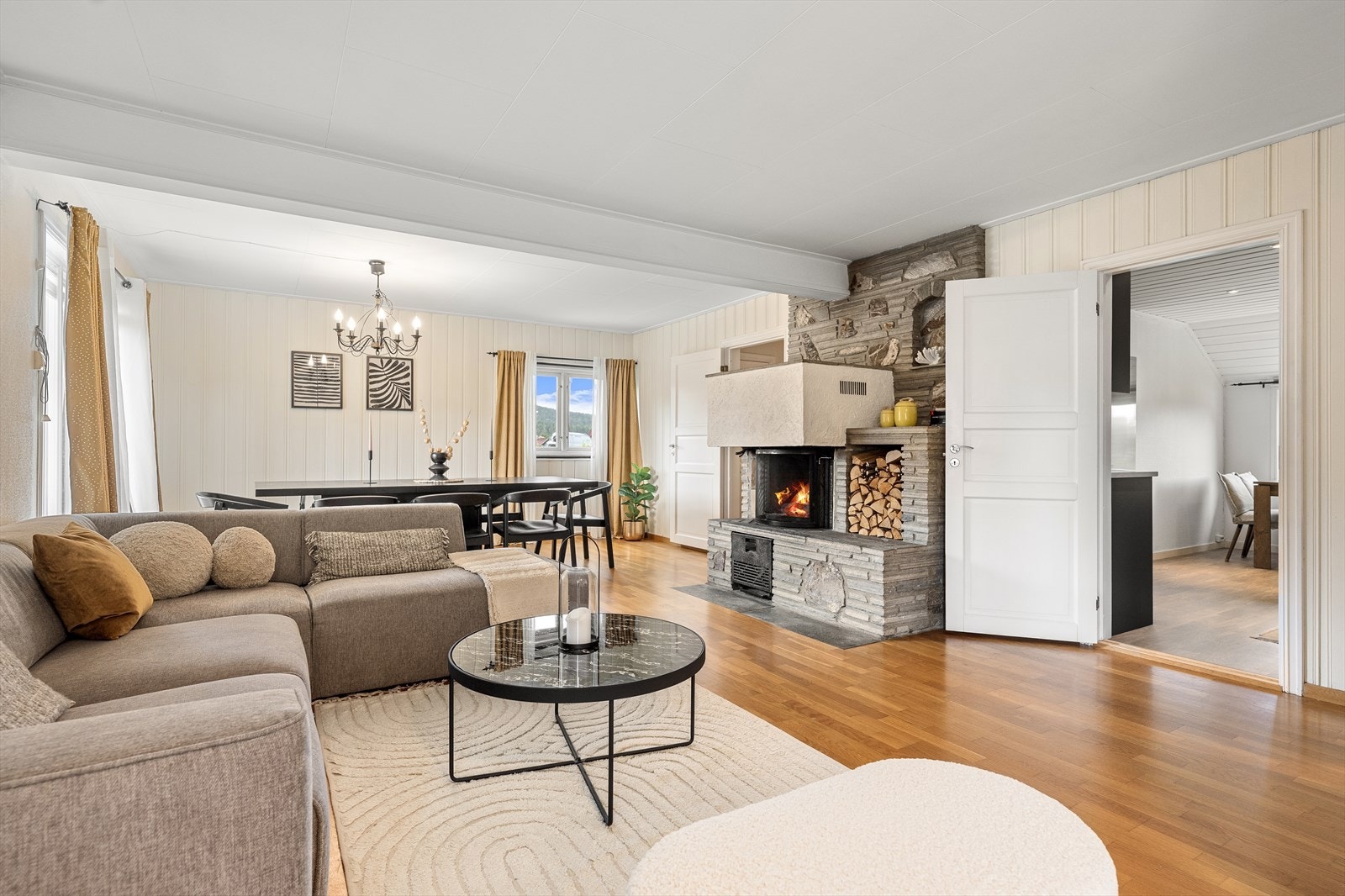 Velkommen inn til en romslig stue, med god plass for ønsket møblering. Galleribilde