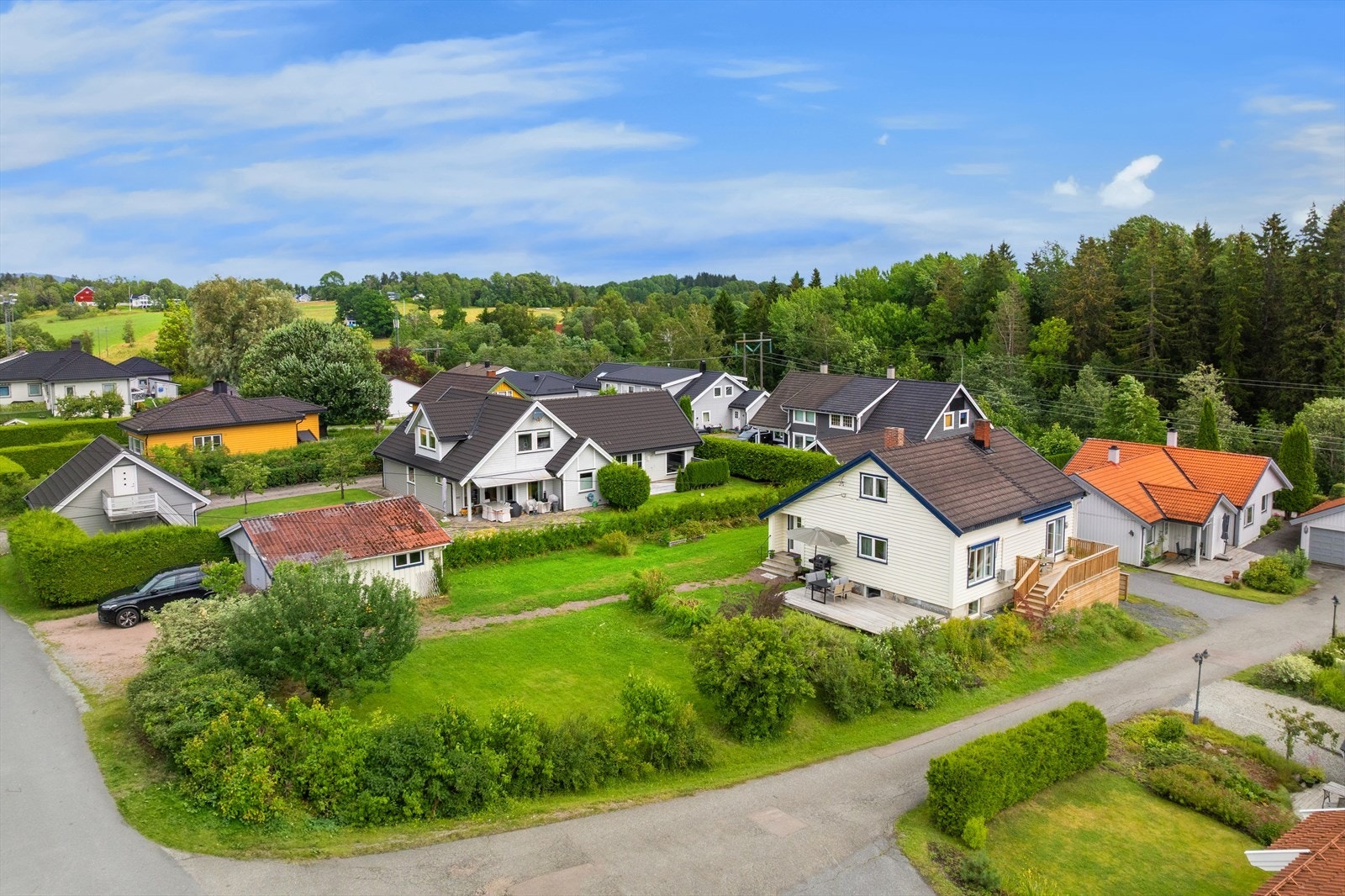 Stor og romslig tomt, med rikelig boltringsplass og plass til å bygge ut om ønskelig. Galleribilde