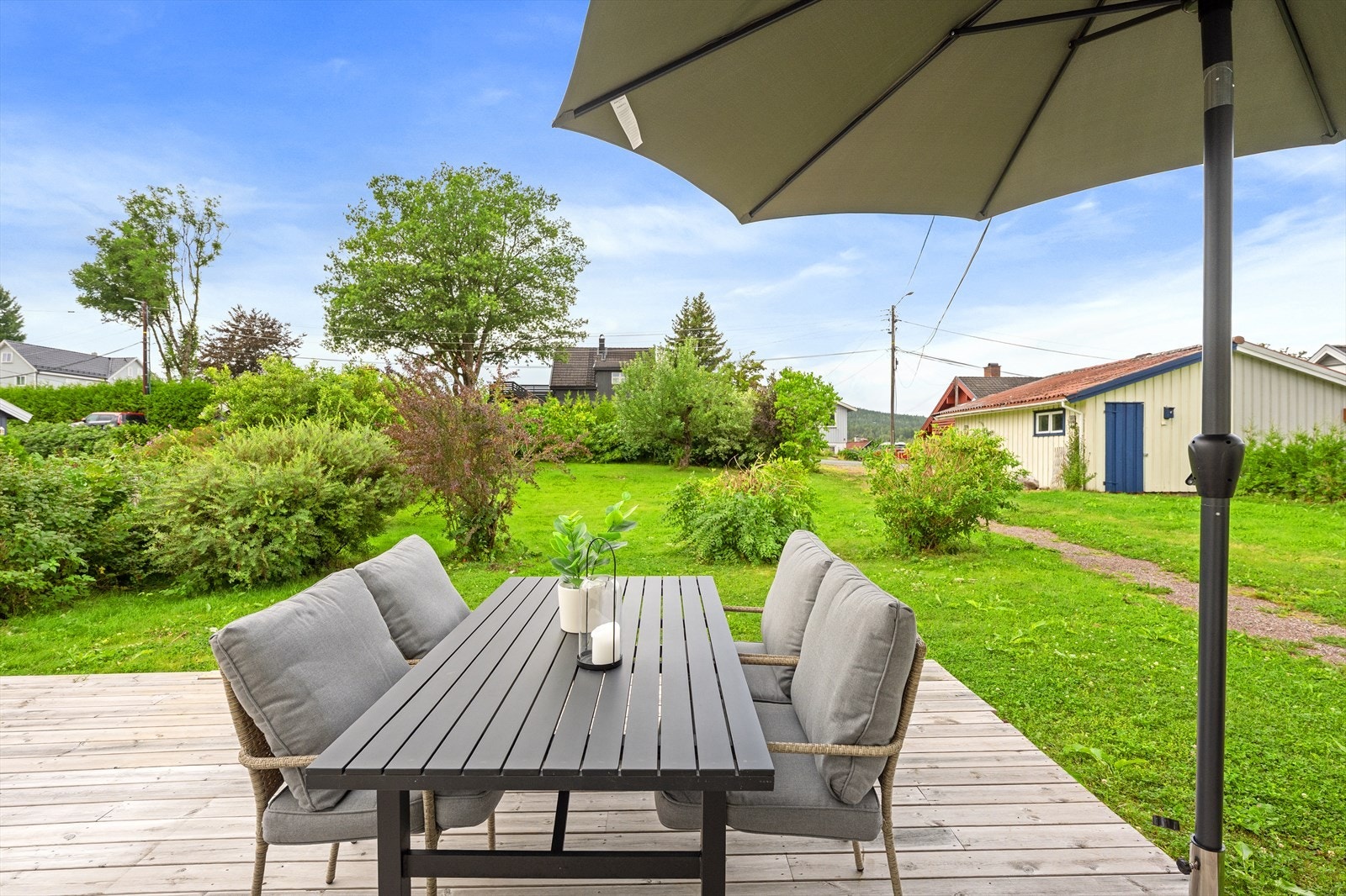 Med tomtens størrelse har du flere muligheter til å skape din egen drømmehage. Boligens terrasse på ca. 24m² er omringet av en frodig hage. Galleribilde