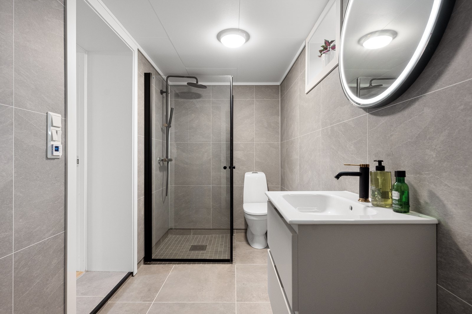 Badet i underetasje er pusset opp i 2024 med innfellbare dusjdører i herdet glass. Galleribilde