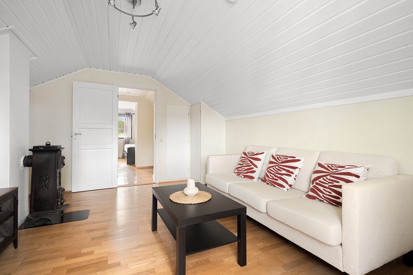 Stuen har en peis som varmer på kalde vinterdager. Galleribilde