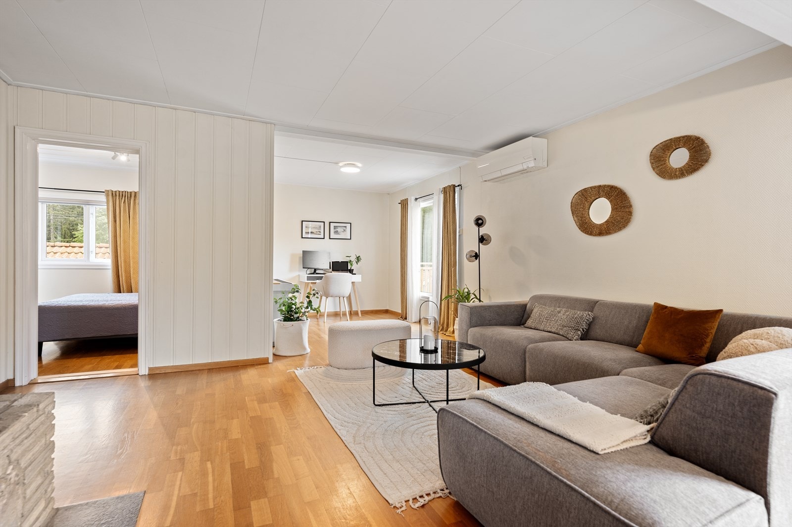 Fra stuen er det utgang til egen veranda. Galleribilde