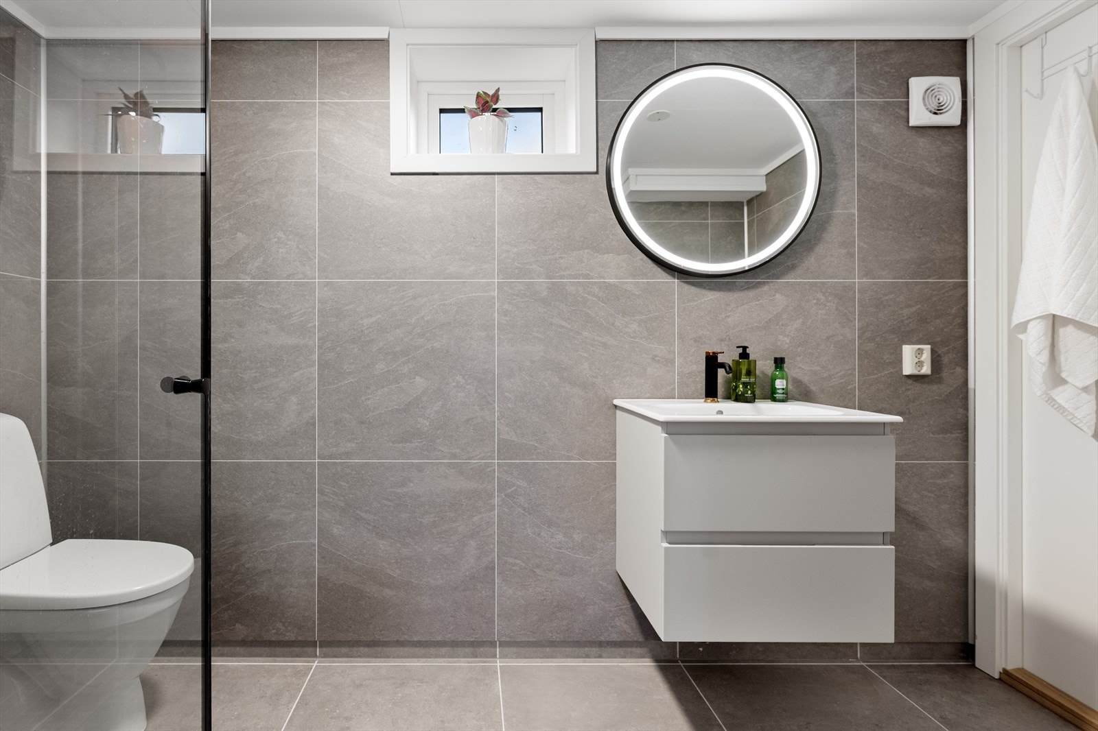 Badet i underetasje er pusset opp i 2024 med innfellbare dusjdører i herdet glass. Galleribilde