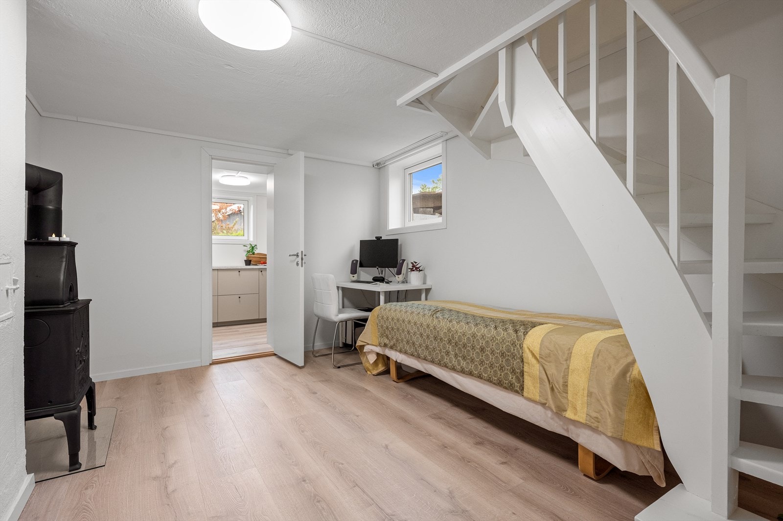 Mellom boligens utleiedel og øvrige etasjer finner du vaskerom, bad og bod. Galleribilde