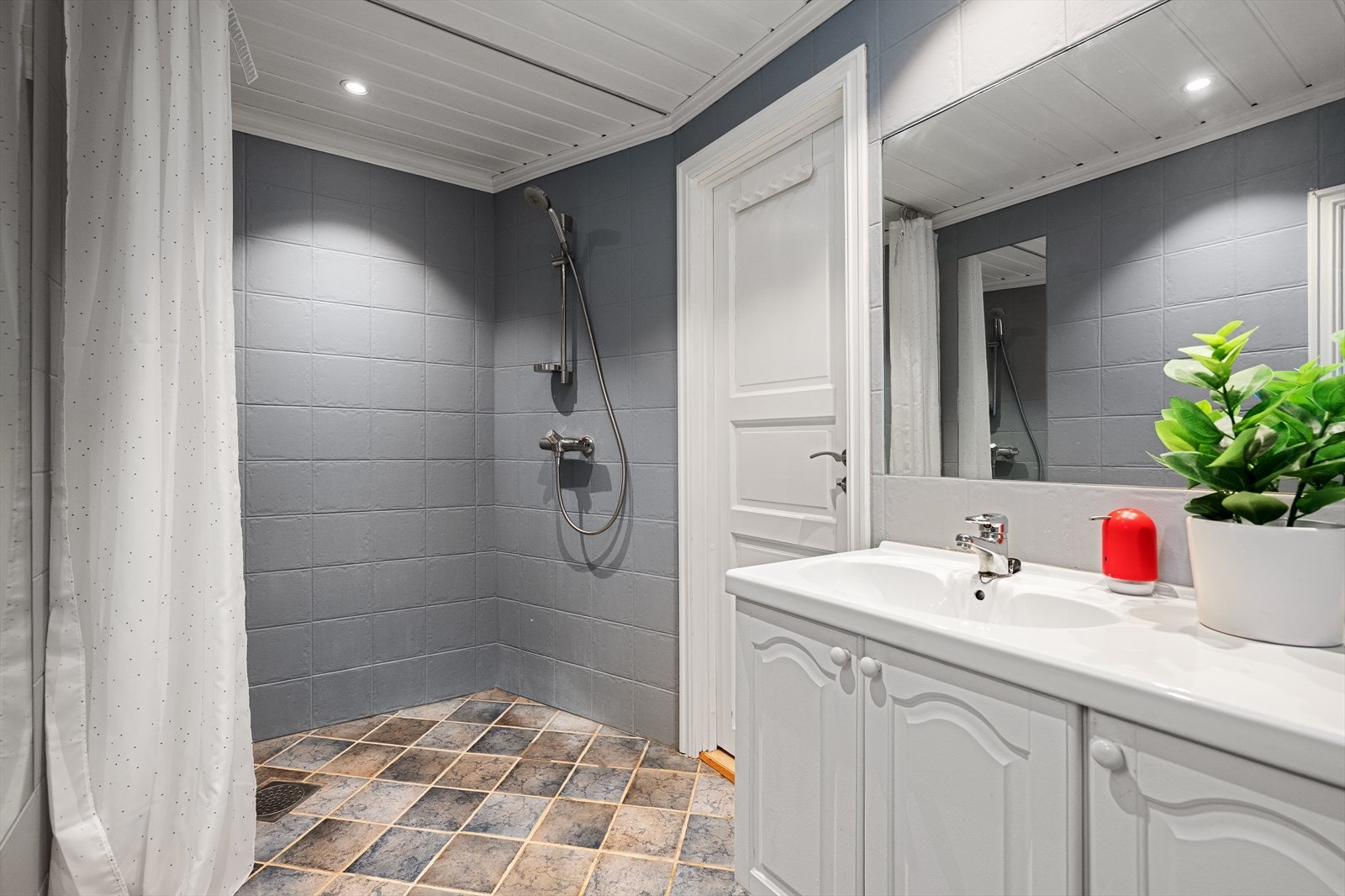 Badet tilhørende soverom er av god størrelse og med flislagte overflater. Galleribilde