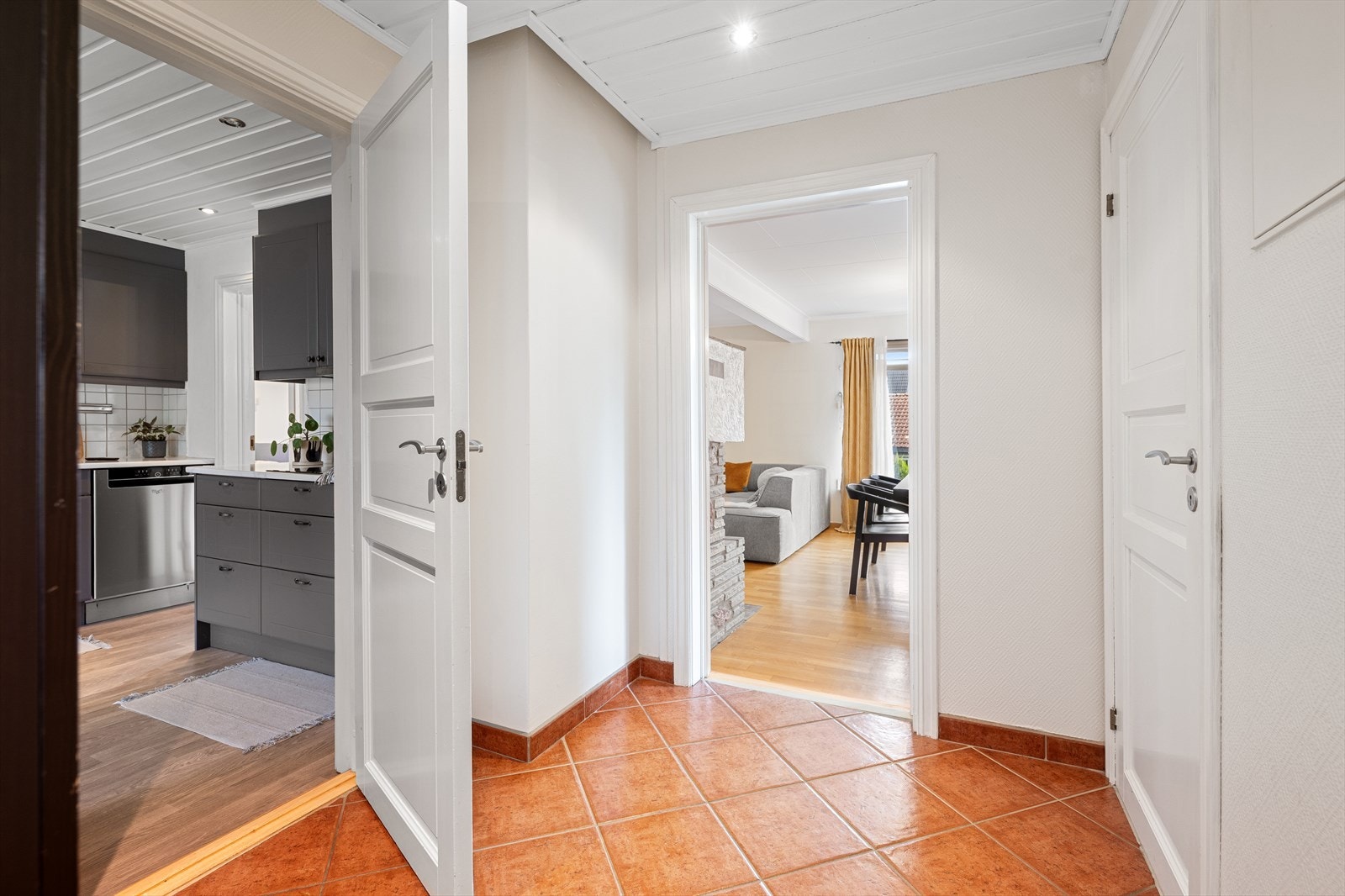 I boligens entré har du inngang til boligens kjøkken, stue og gjeste- WC. Galleribilde