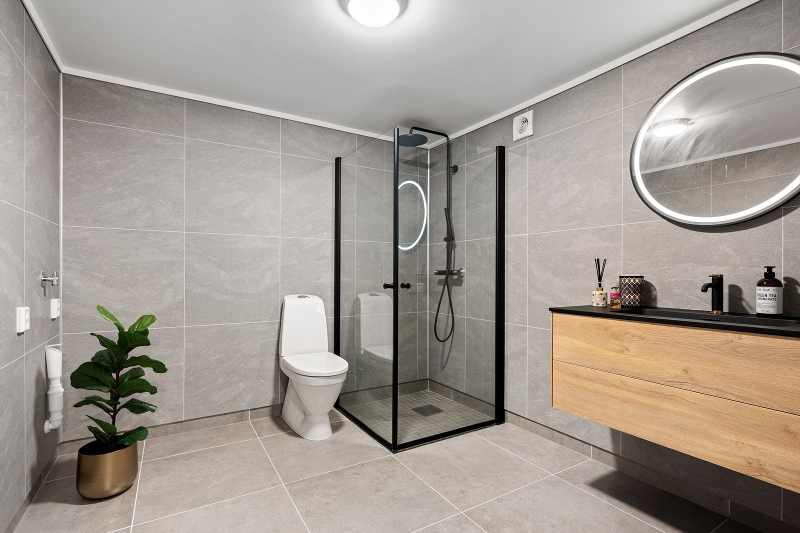 Badet i hybelen er romslig, og har opplegg for vaskemaskin. Galleribilde